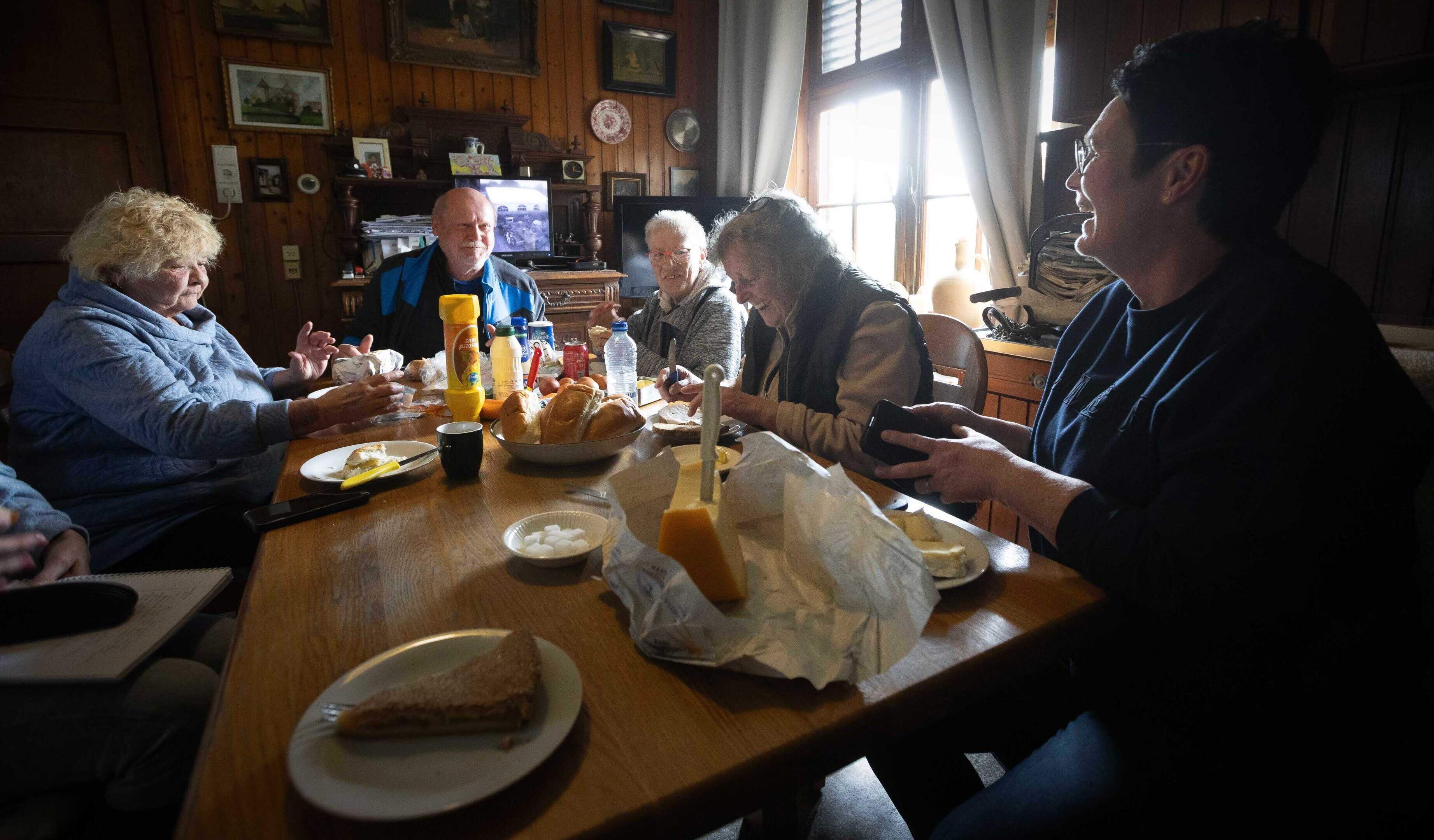 Thea (79) vormt één grote familie met haar gasten op jubilerende camping in Kessel: ‘Sommigen hebben
