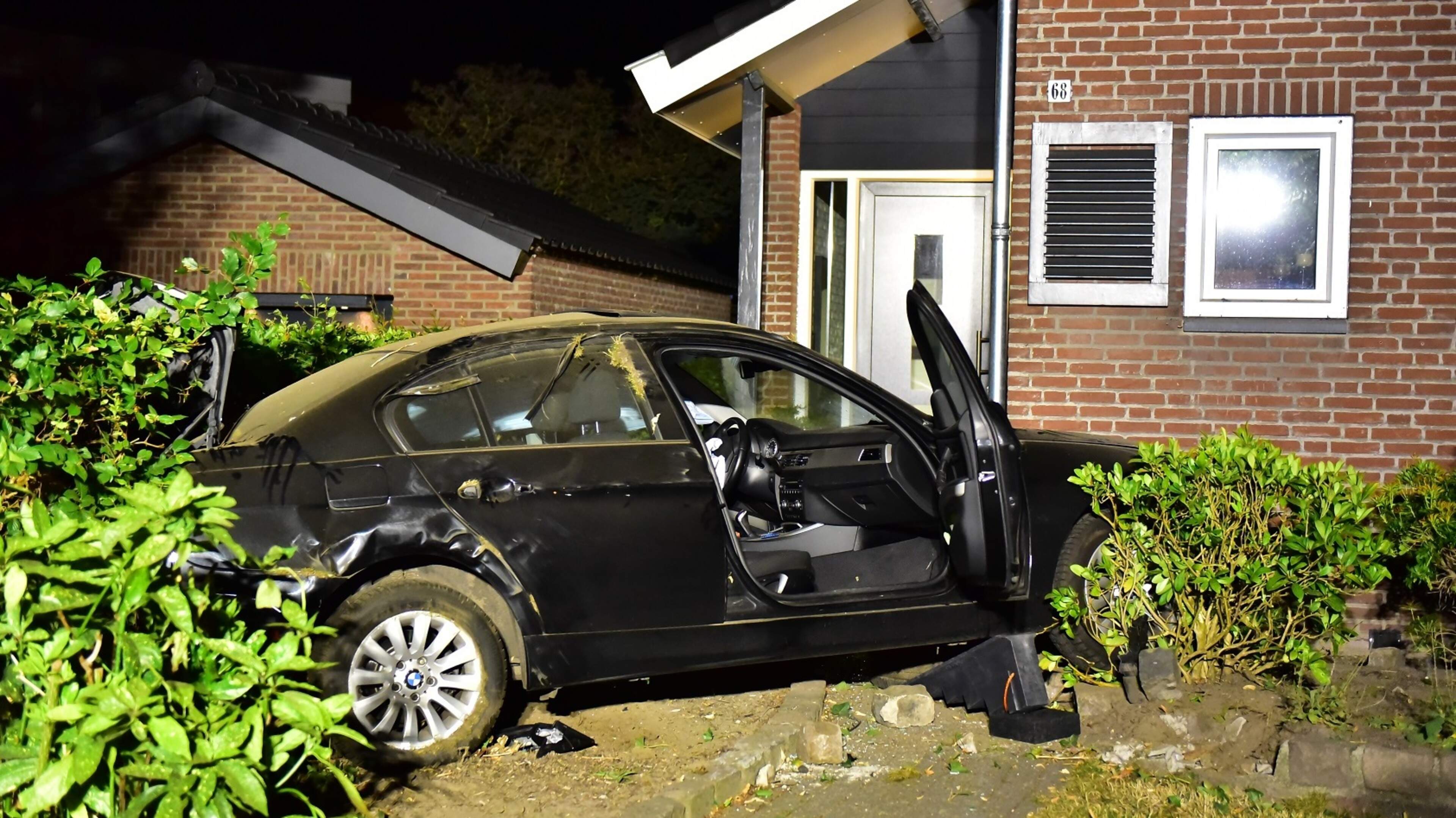 BMW botst op hoge snelheid tegen boom en belandt in voortuin van woning in Panningen