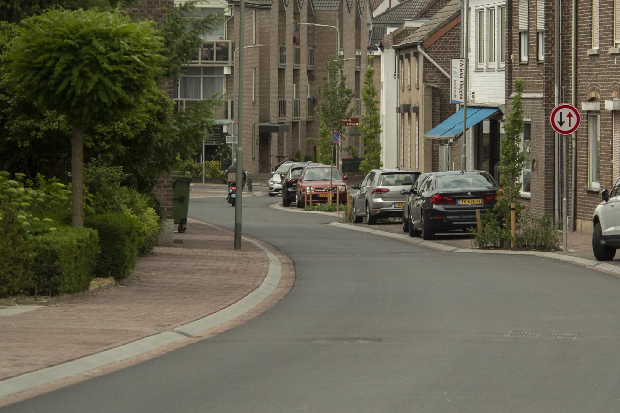 Klachten over groen, hardrijders en verstopte brandkranen: Stationsstraat in Elsloo anderhalf jaar n