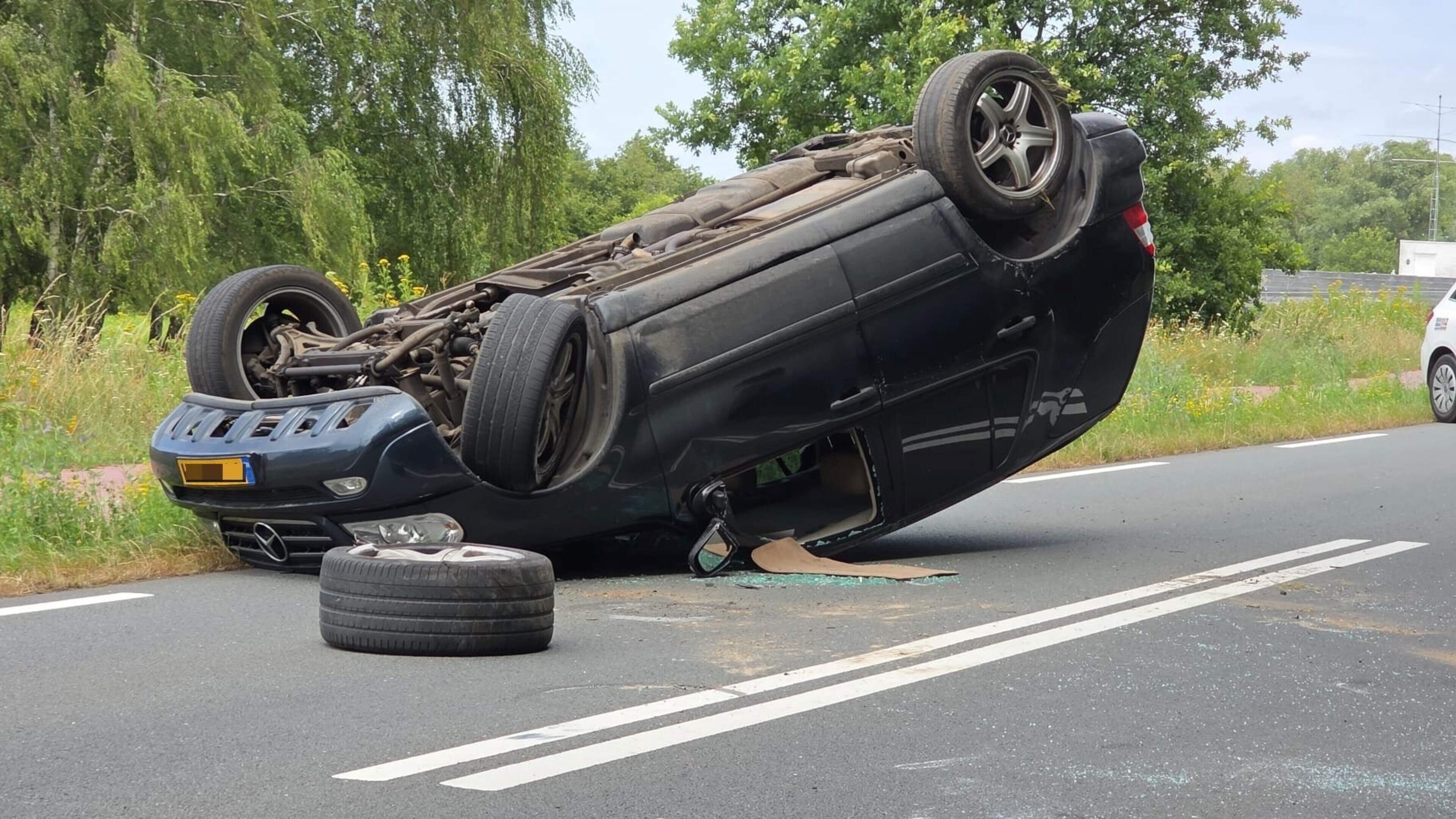 Auto belandt op de kop na aanrijding in Belfeld