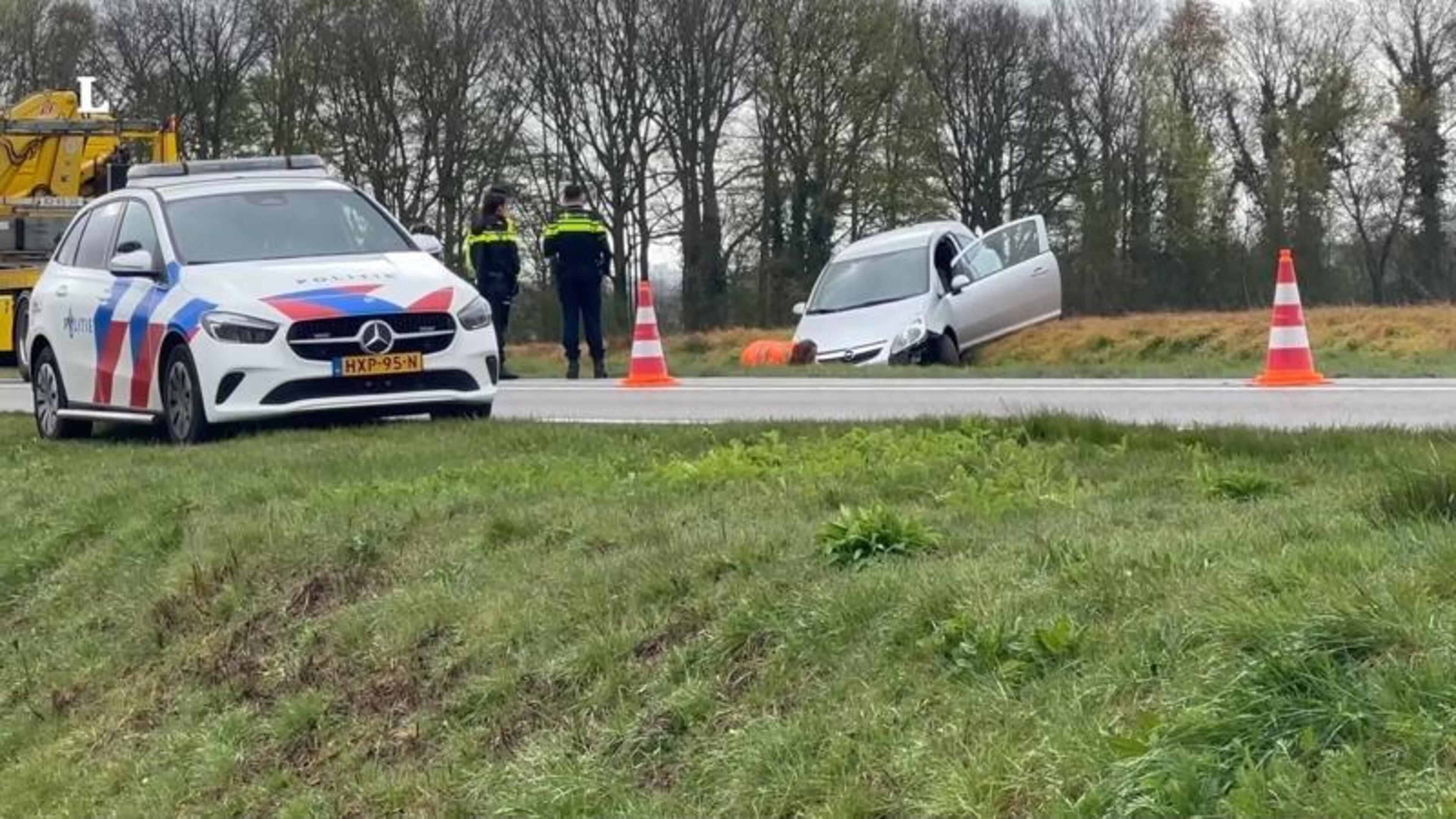 Video auto belandt in greppel in Oirsbeek