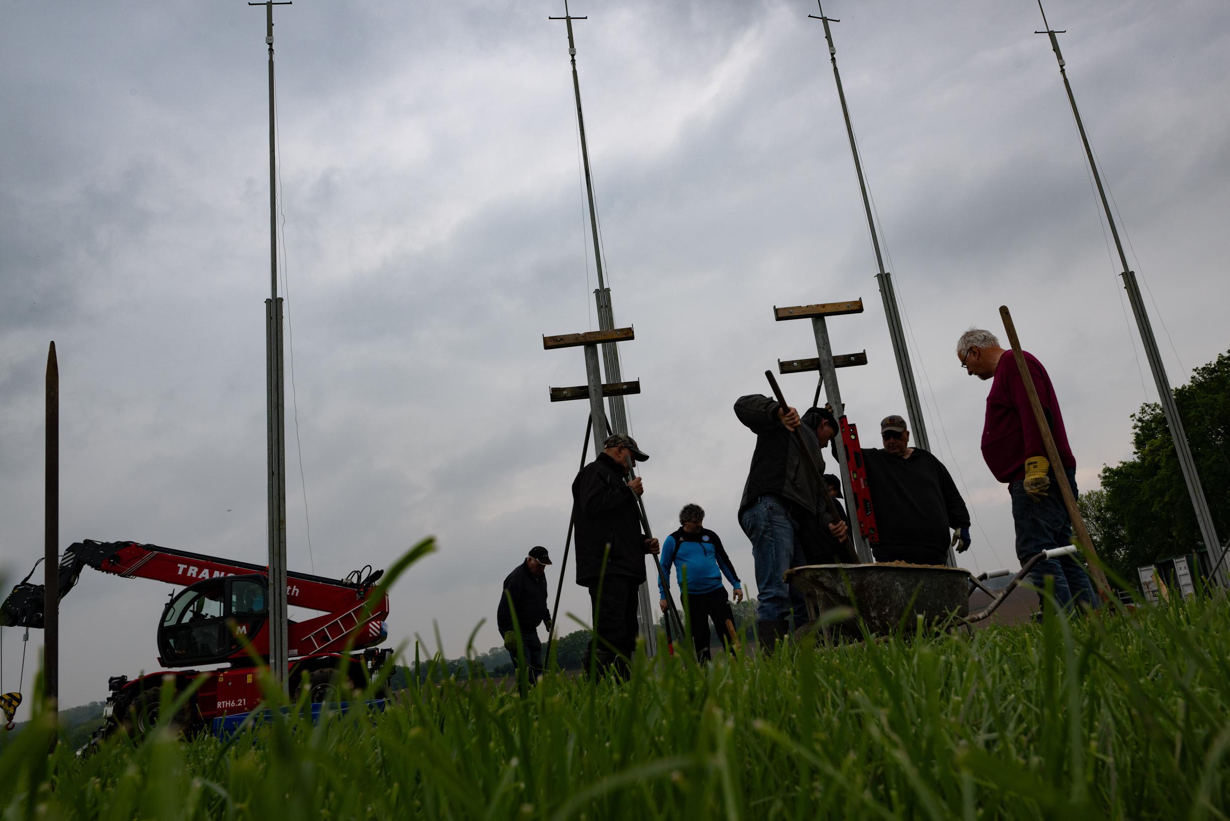 Schietbomen voor OLS met lichte vertraging de zompige grond in