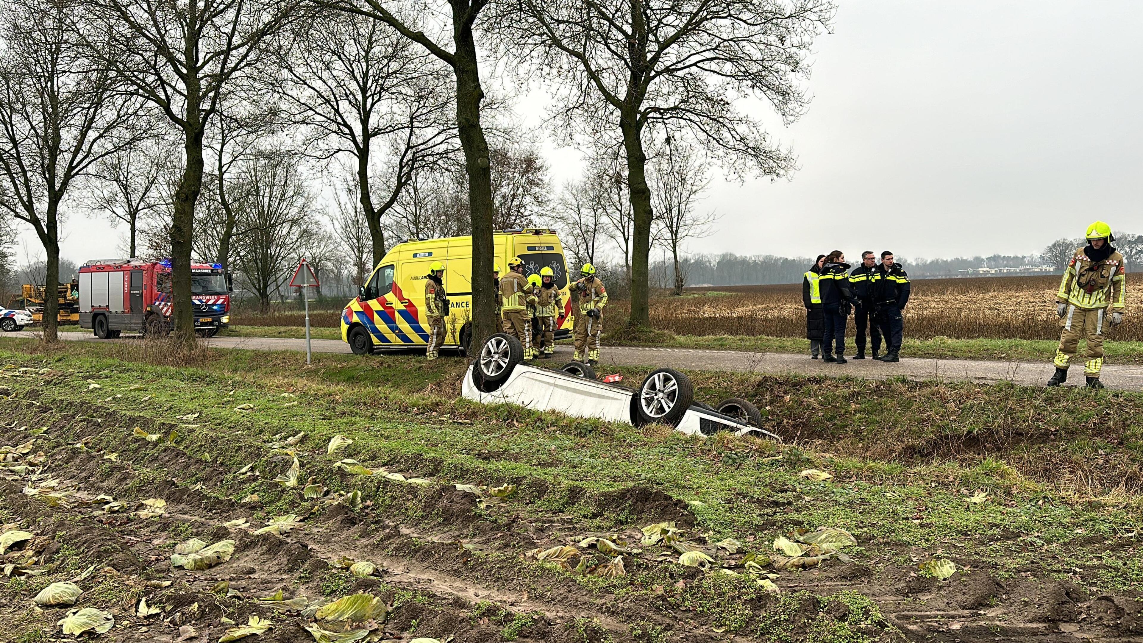 Automobilist raakt van de weg en belandt op de kop in de sloot in Maasbree