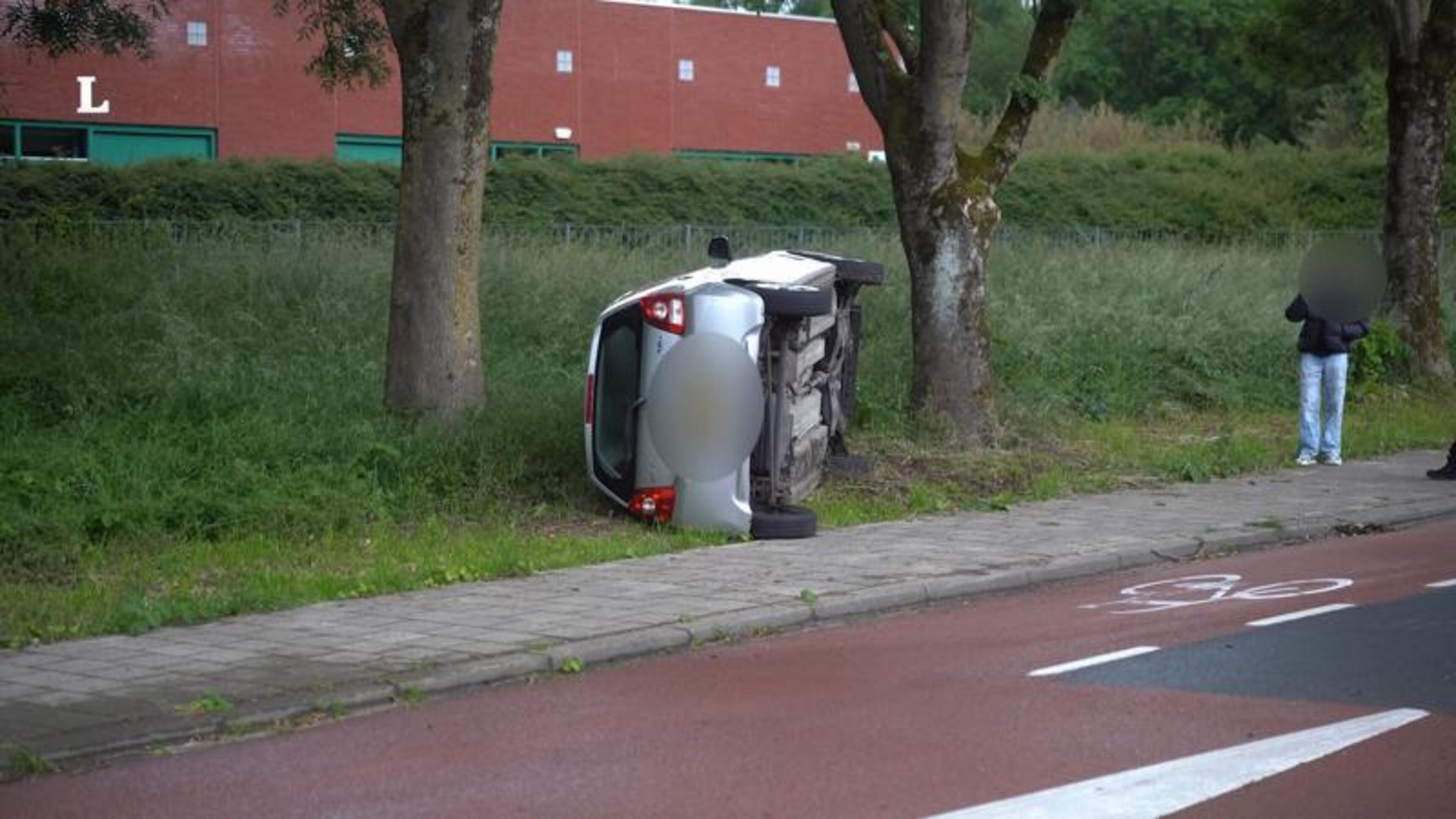 Auto eindigt op zijkant na eenzijdig ongeval in Heerlen