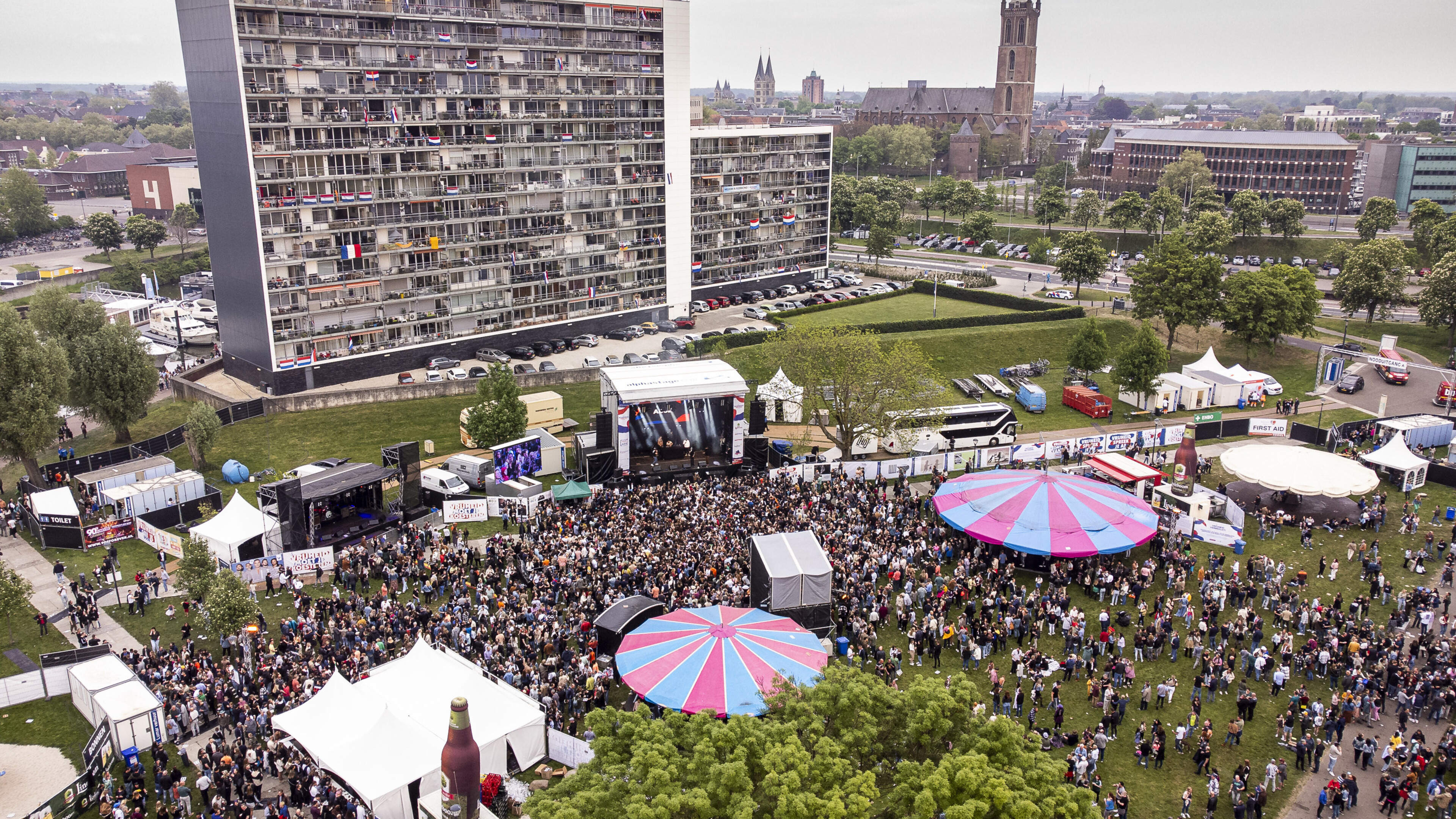 Extra tenten en ‘mega-sols’ moeten bezoekers op Bevrijdingsfestival in Roermond drooghouden
