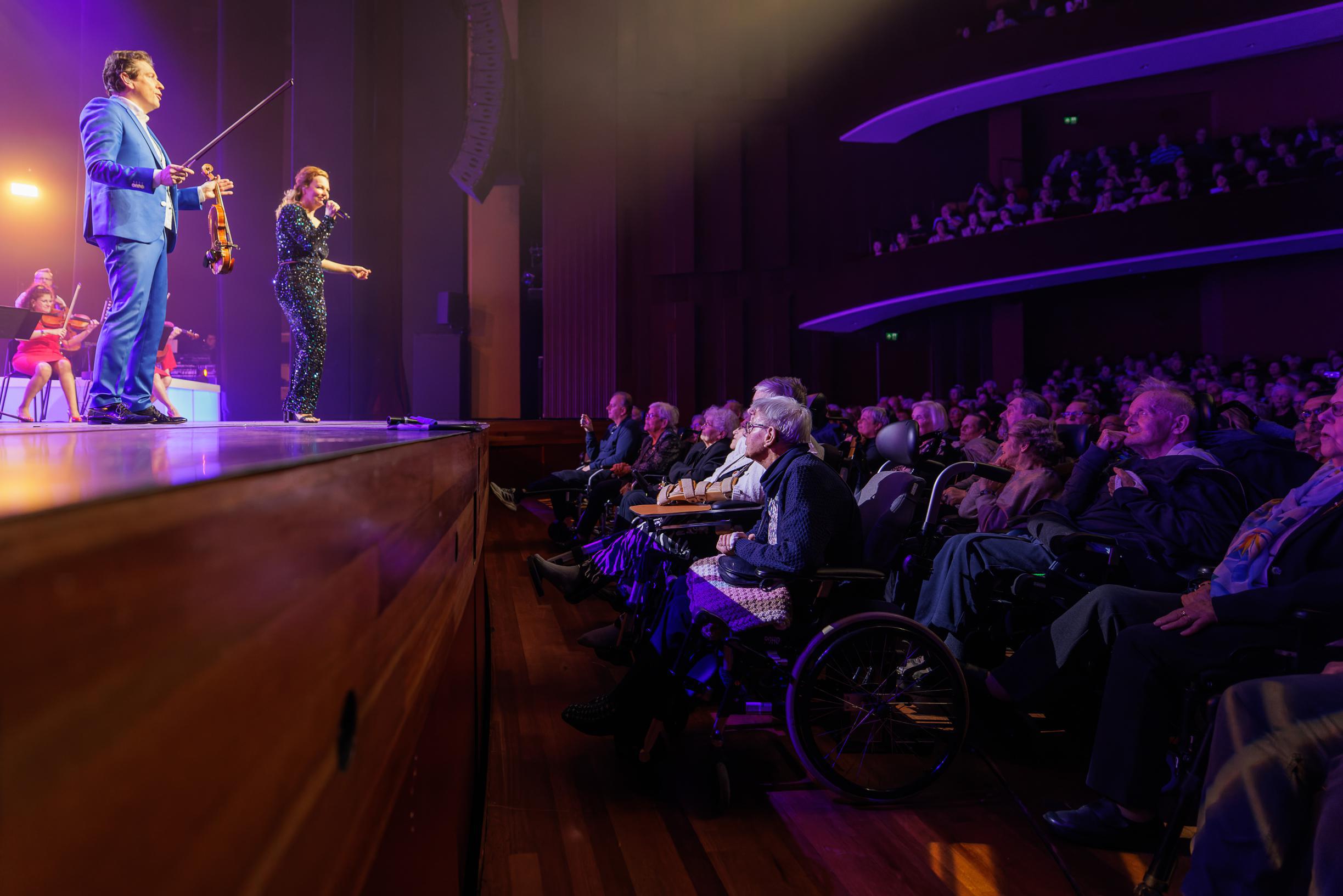 Ouderen Parkstad genieten van verwenmiddag in theater Heerlen: ‘De liedjes die ik kende, heb ik meeg