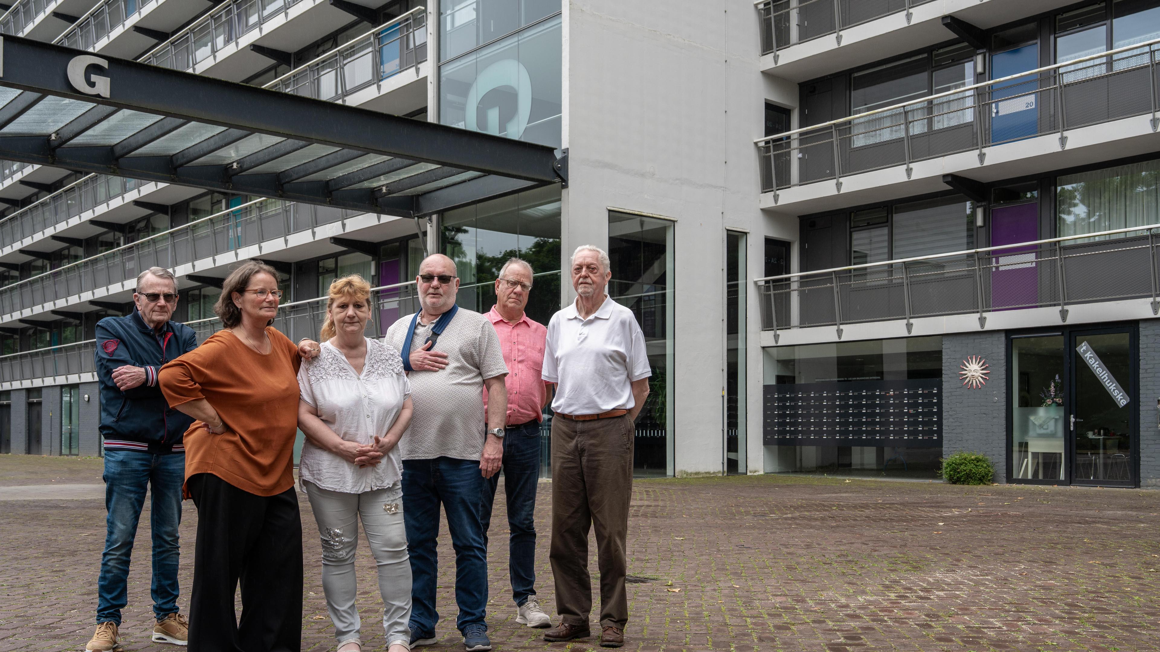 De seniorenflat van Rikie (59) en Lou (70) werd een ‘vitale flat’ – en daar zijn ze klaar mee: ‘Wij