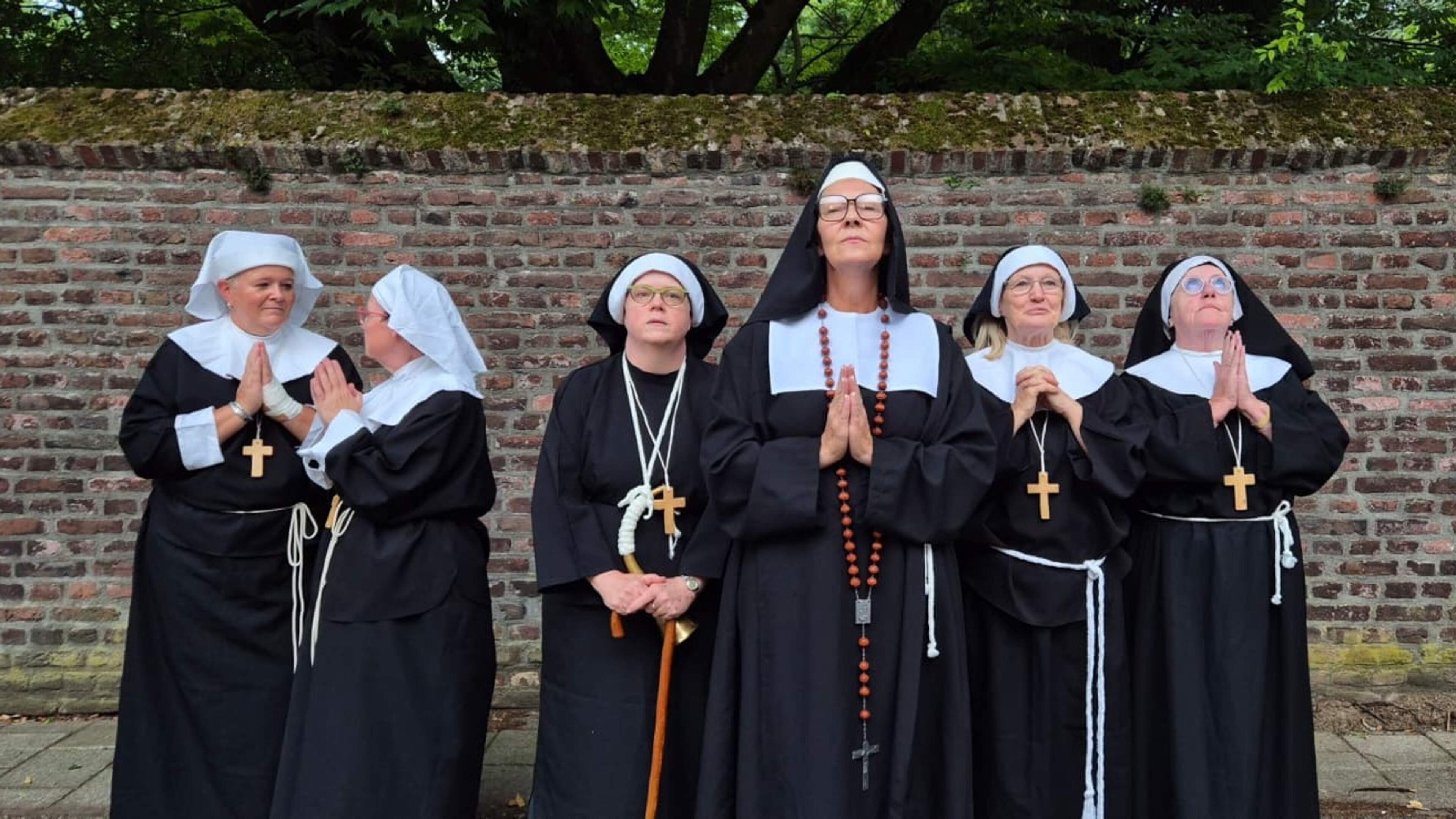 Roermondse Speelgroep Kapel duikt met klucht ‘Mit de zaege van d’n heer’ het klooster in