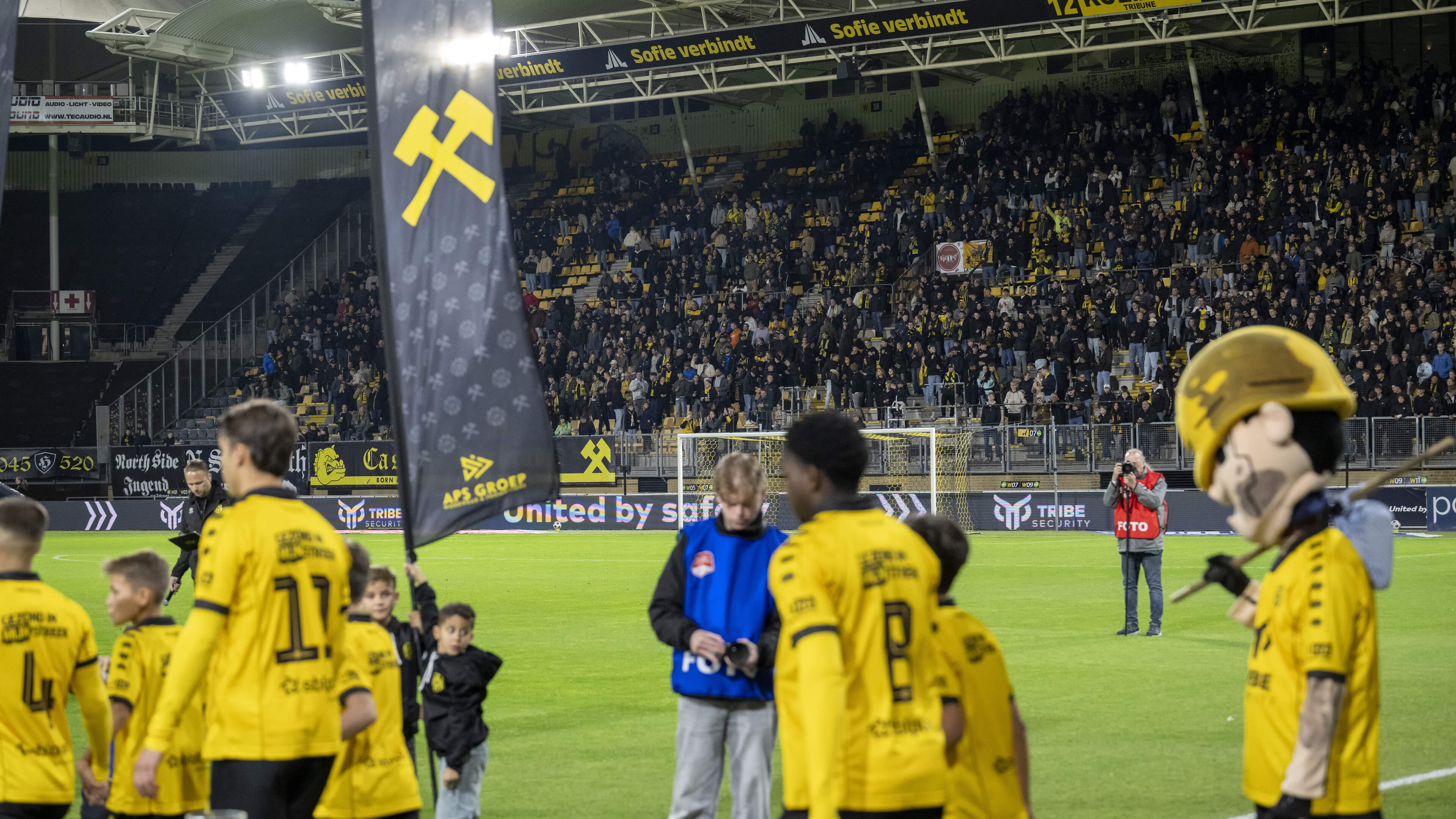 Stilte in het Roda-stadion. De afkeer wordt gedeeld, maar wie raakt Ultra’s Kerkrade écht met hun bo