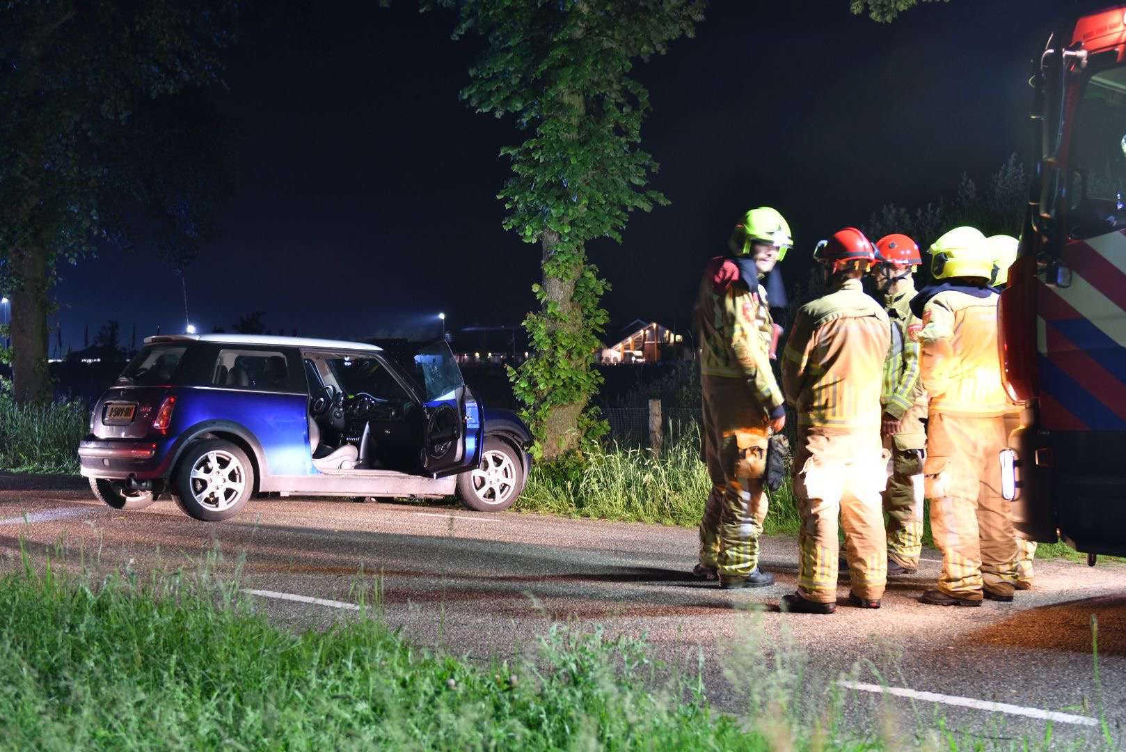 Dronken bestuurder rijdt tegen boom in Kronenberg, bijrijder gewond