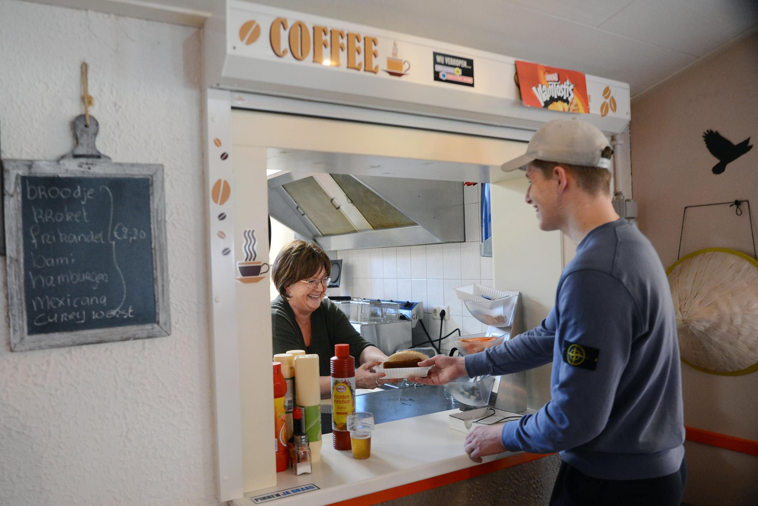 Voetbal, vette hap en kopje koffie zijn onlosmakelijk met elkaar verbonden