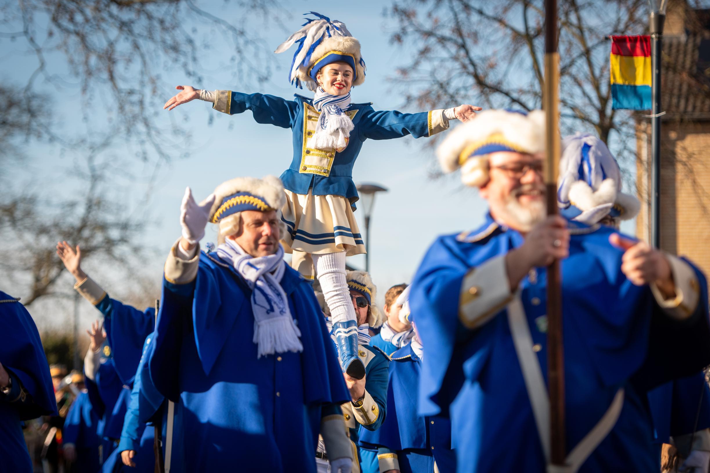 Honderden kleurrijke gardisten trekken door de straten van Munstergeleen