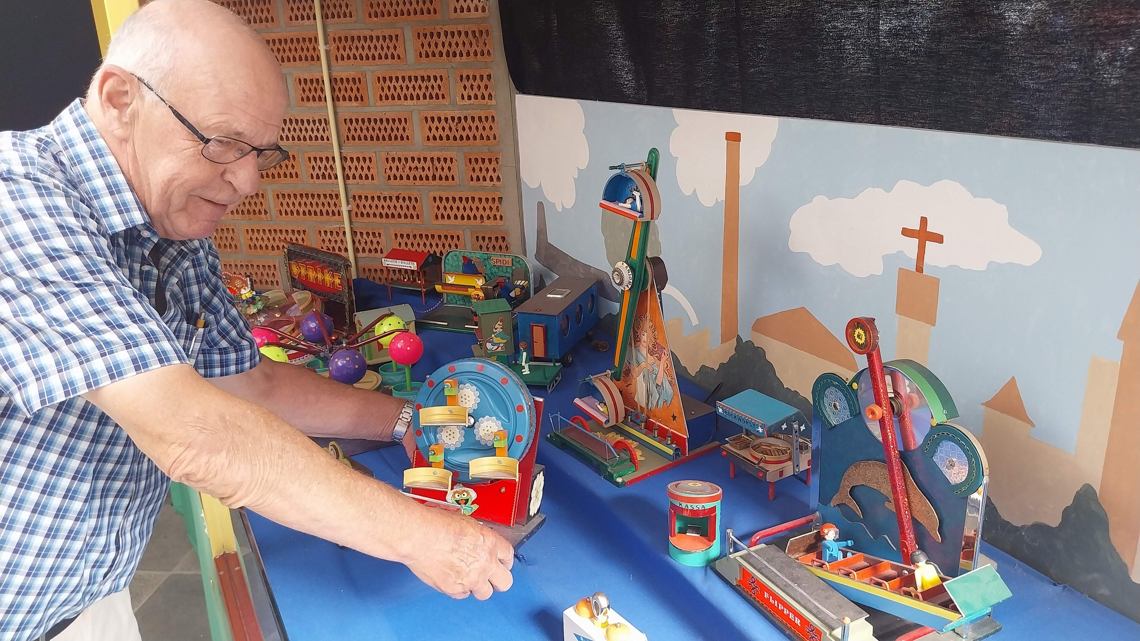 Thijs is er niet meer, maar zijn miniatuurkermis draait door: twaalf nieuwe attracties van afvalmate