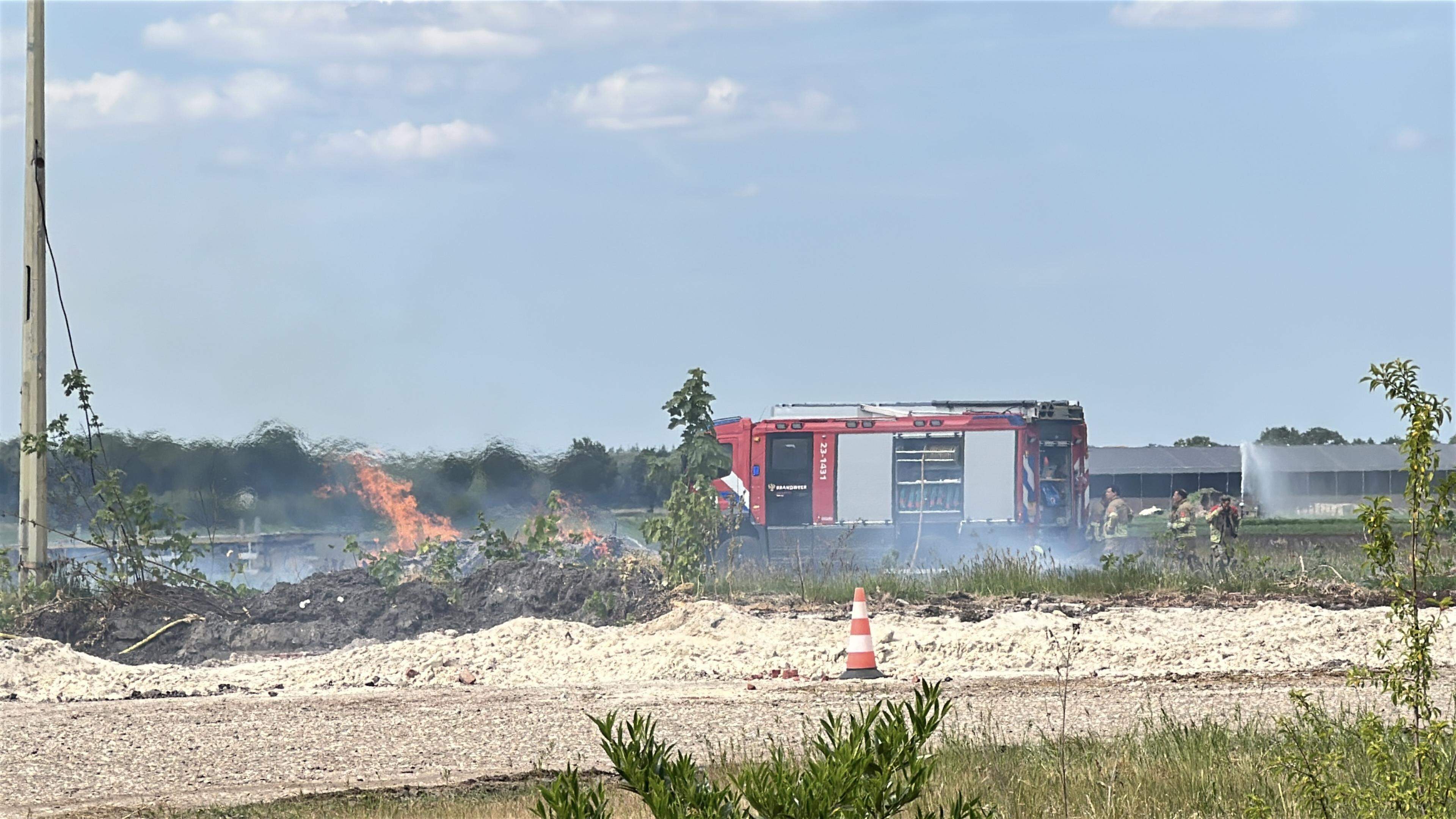 Brandweer rukt met meerdere voertuigen uit om opgelaaid vuur in Venrays kerkdorp te blussen