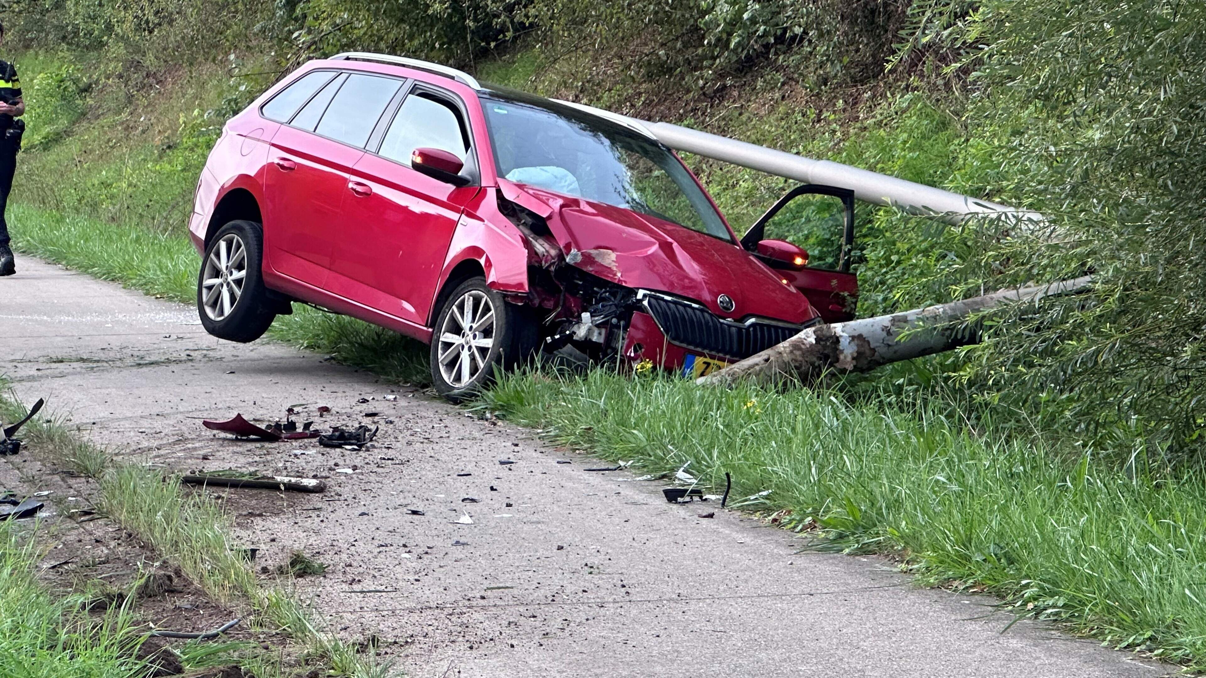Flinke schade nadat auto tegen lantaarnpaal botst in Windraak