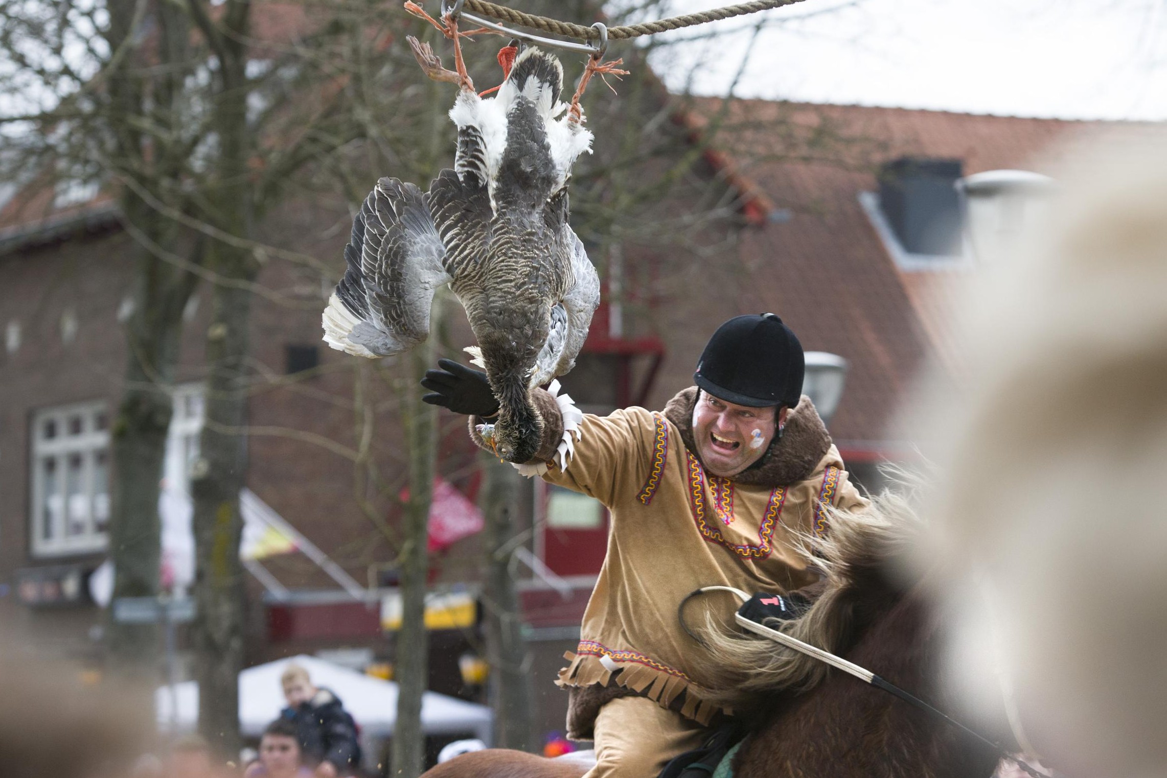 Katknuppelen, ganstrekken, haanslaan, koningsvogelschieten en den-halen: de tijdgeest dwingt traditi