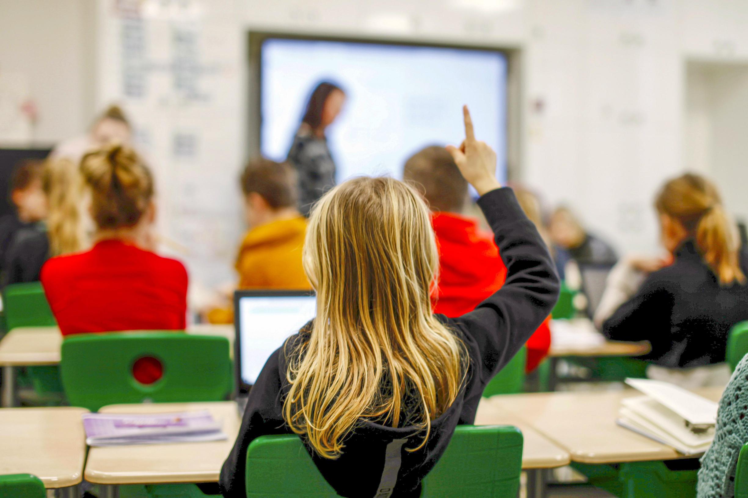 Schoolleider Montfort op non-actief gezet en uit groepsapp verwijderd: nu eist ze 1,5 ton
