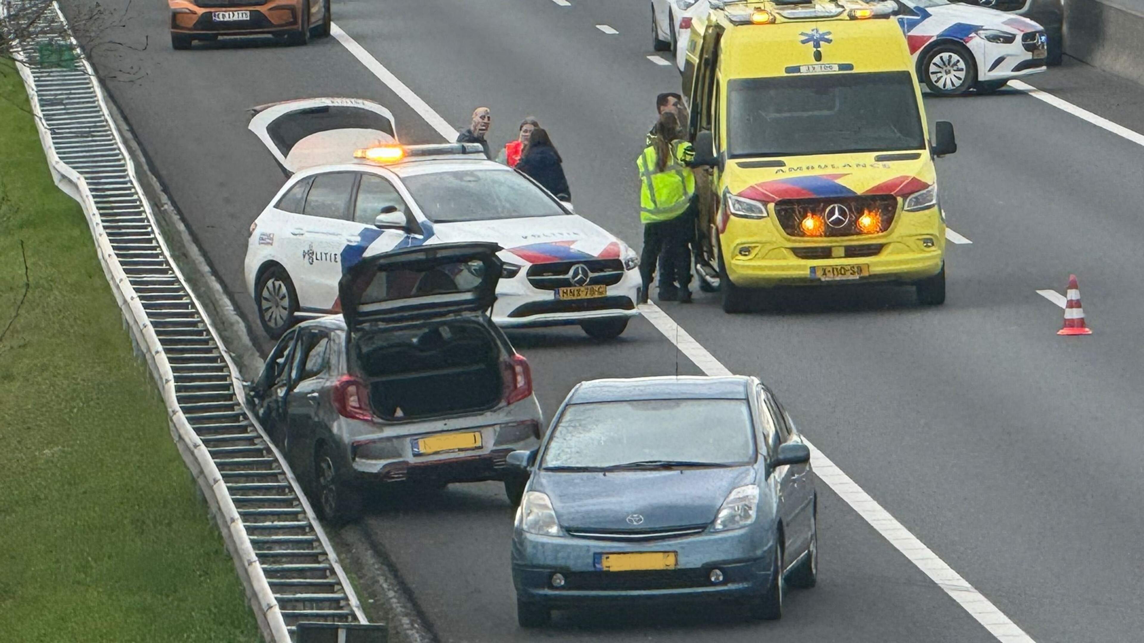 Spookrijder raakt vier tegenliggers op A67 en klapt tegen vangrail, geen ernstig gewonden