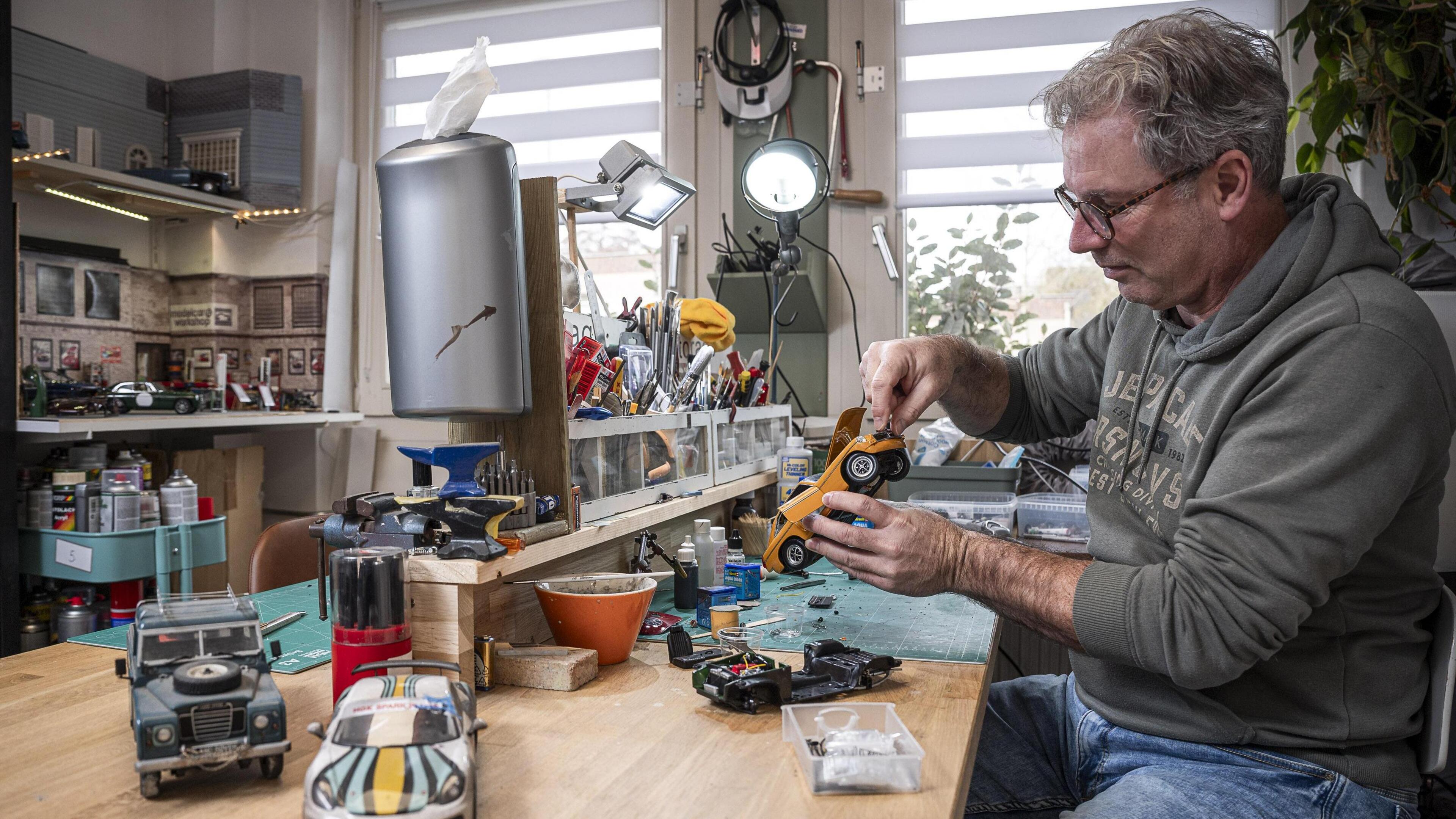 Maarten (52) uit Heythuysen maakt miniatuurauto’s op bestelling: ‘Ik bouwde het complete wagenpark v