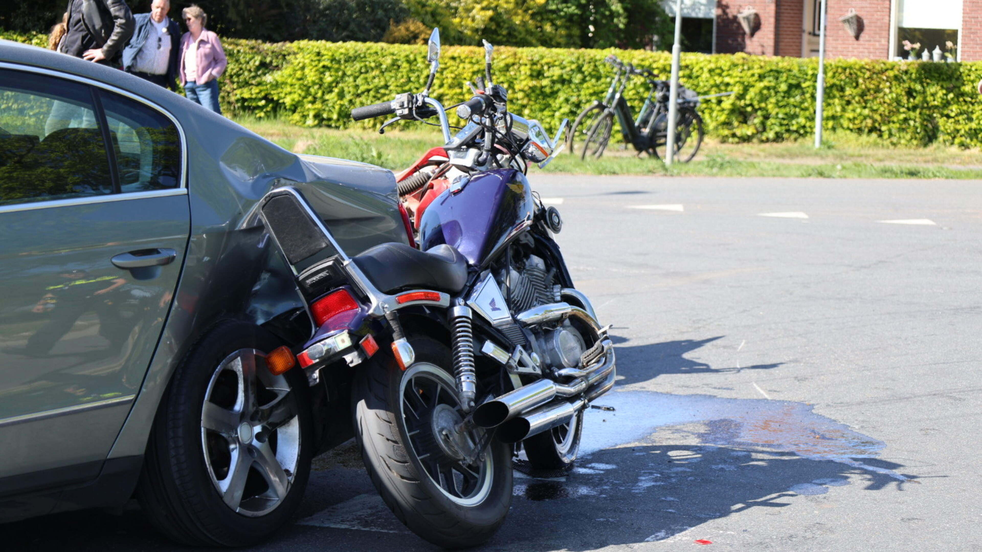 Motorrijder naar het ziekenhuis na ongeval in Leunen