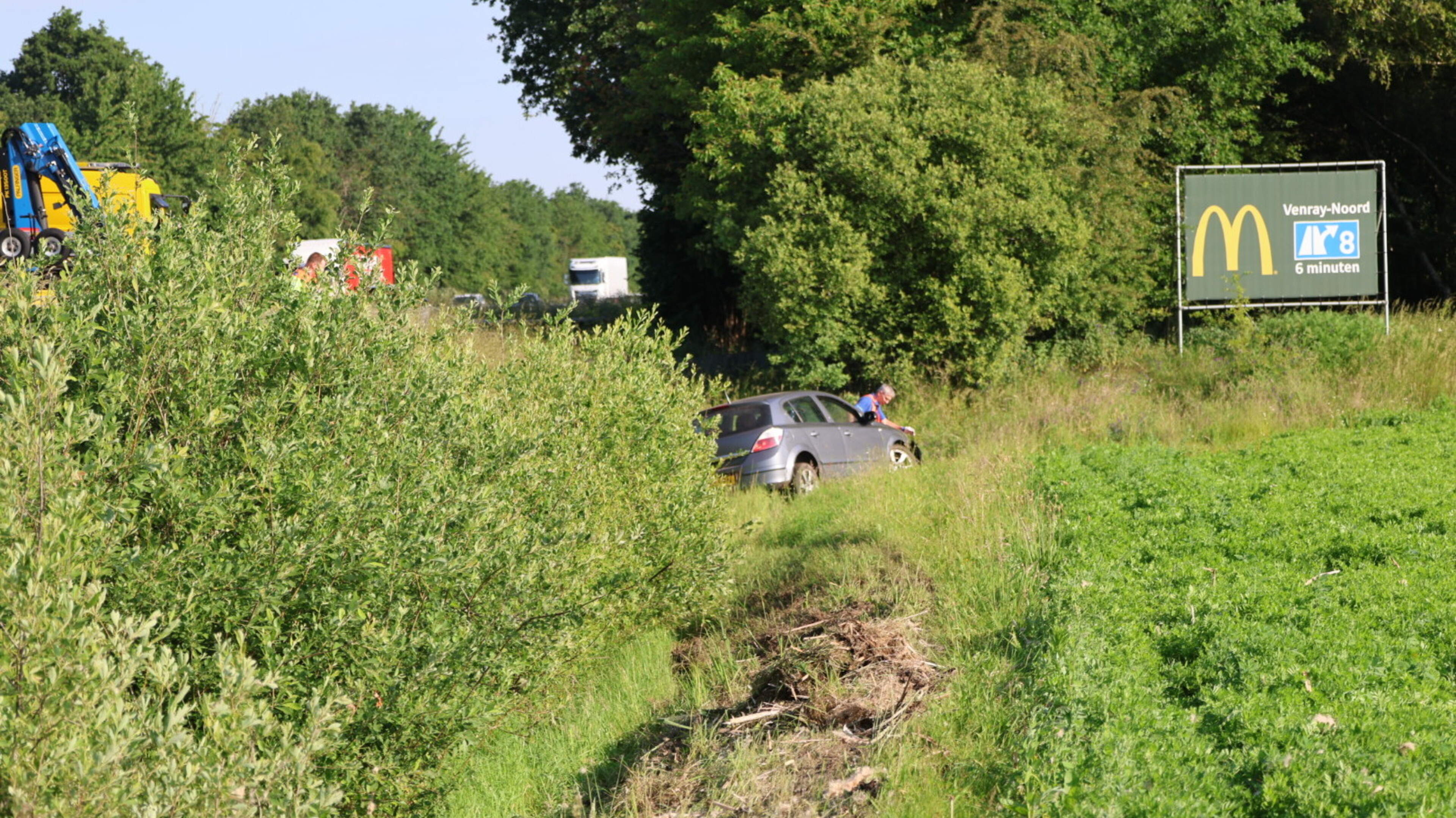 Automobilist vliegt met voertuig over vangrail op A73 bij Castenray en belandt in berm