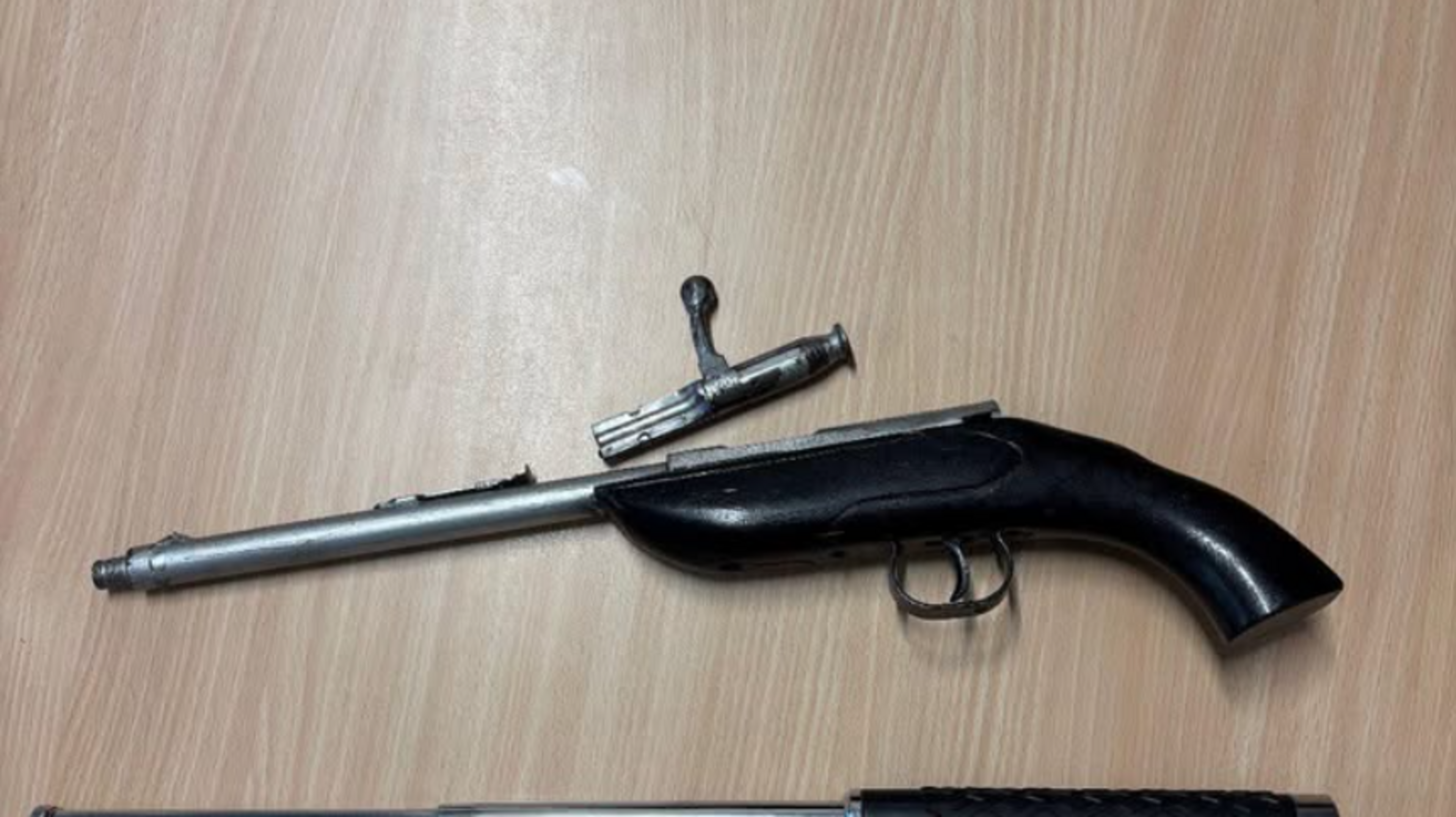 Vuurwapen en ploertendoder gevonden in woning in Maastricht, 19-jarige aangehouden