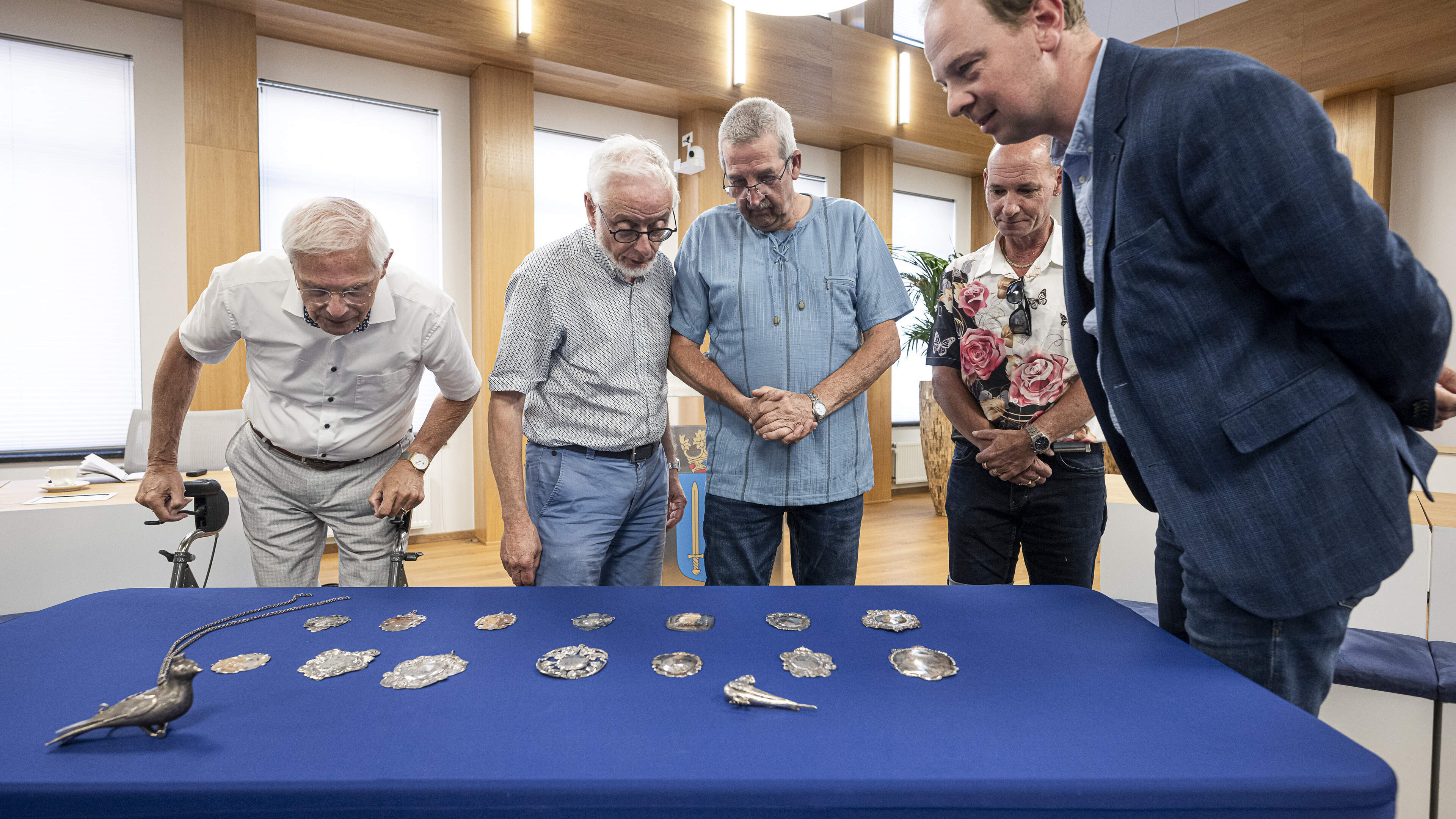 Na jaren is het koningszilver van schutterij Sint Andreas Maasbracht eindelijk overgedragen aan geme