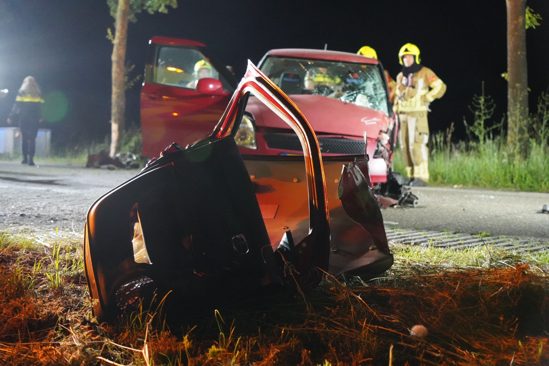 Automobilist gewond door botsing met boom in Meterik
