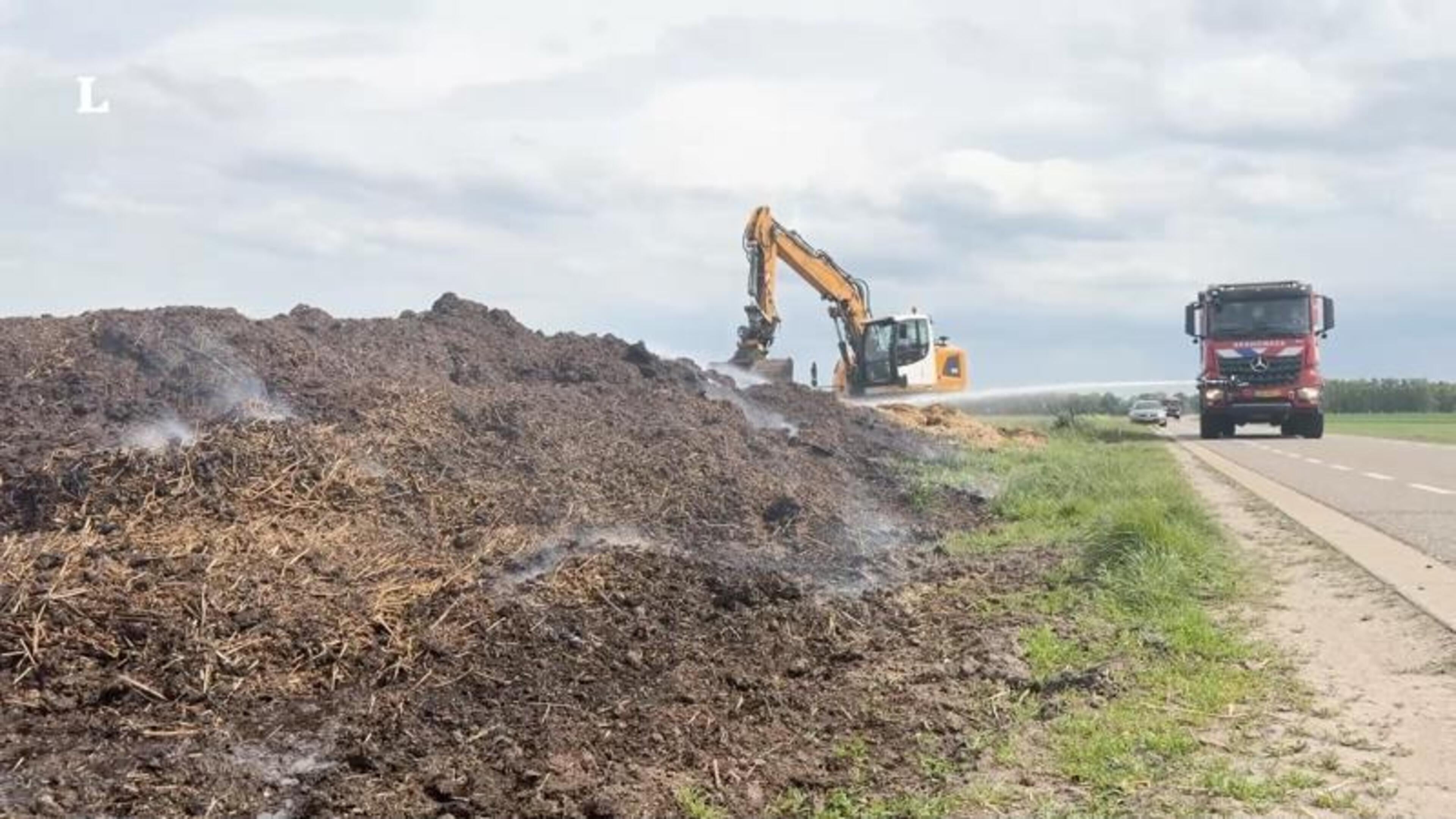 Drogend gras in brand langs de weg in Maria Hoop