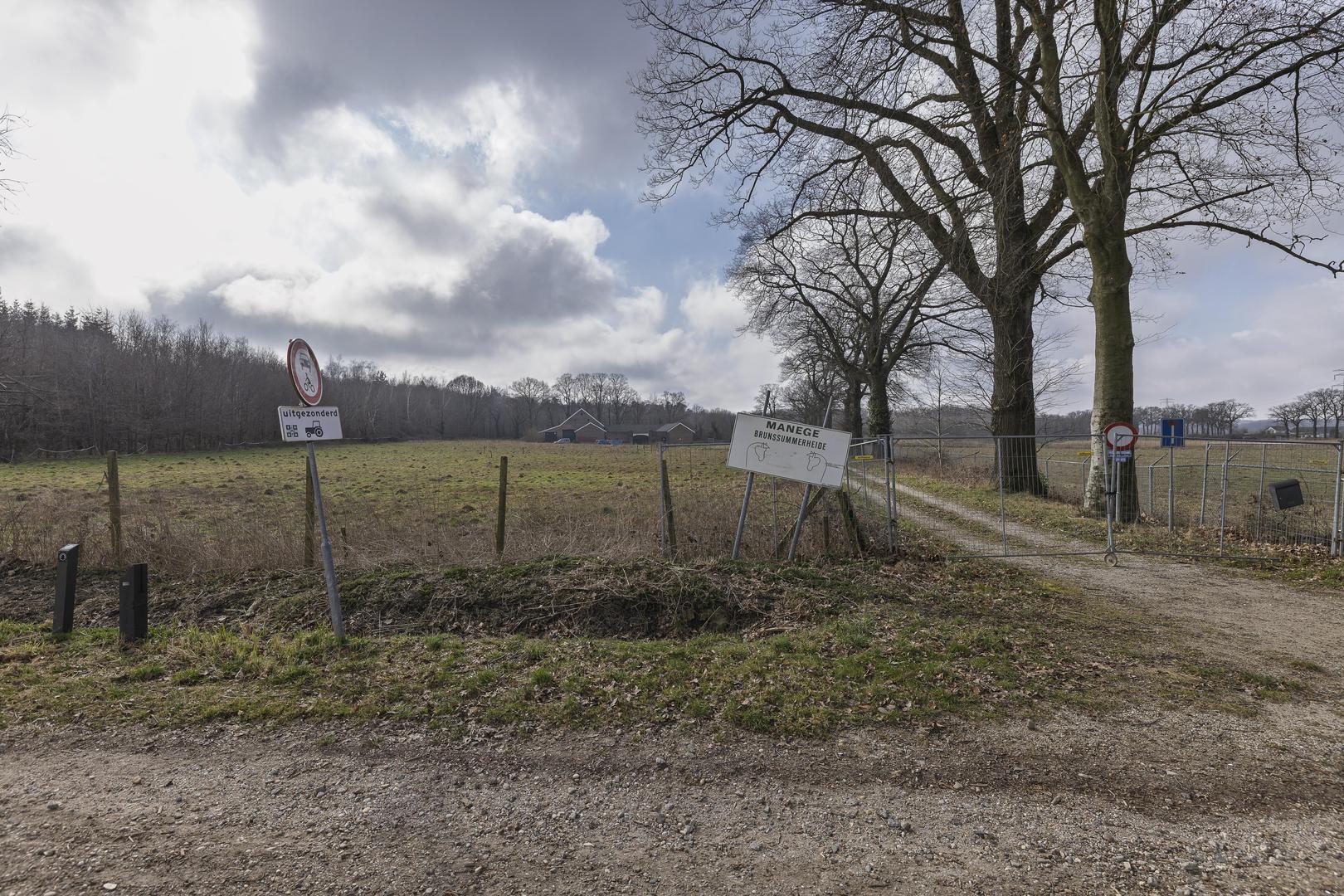 Stichting Ruitersport Brunssum wil aan de Heihof in Landgraaf naast een al bestaande hoeve een nieuwe rijhal bouwen.