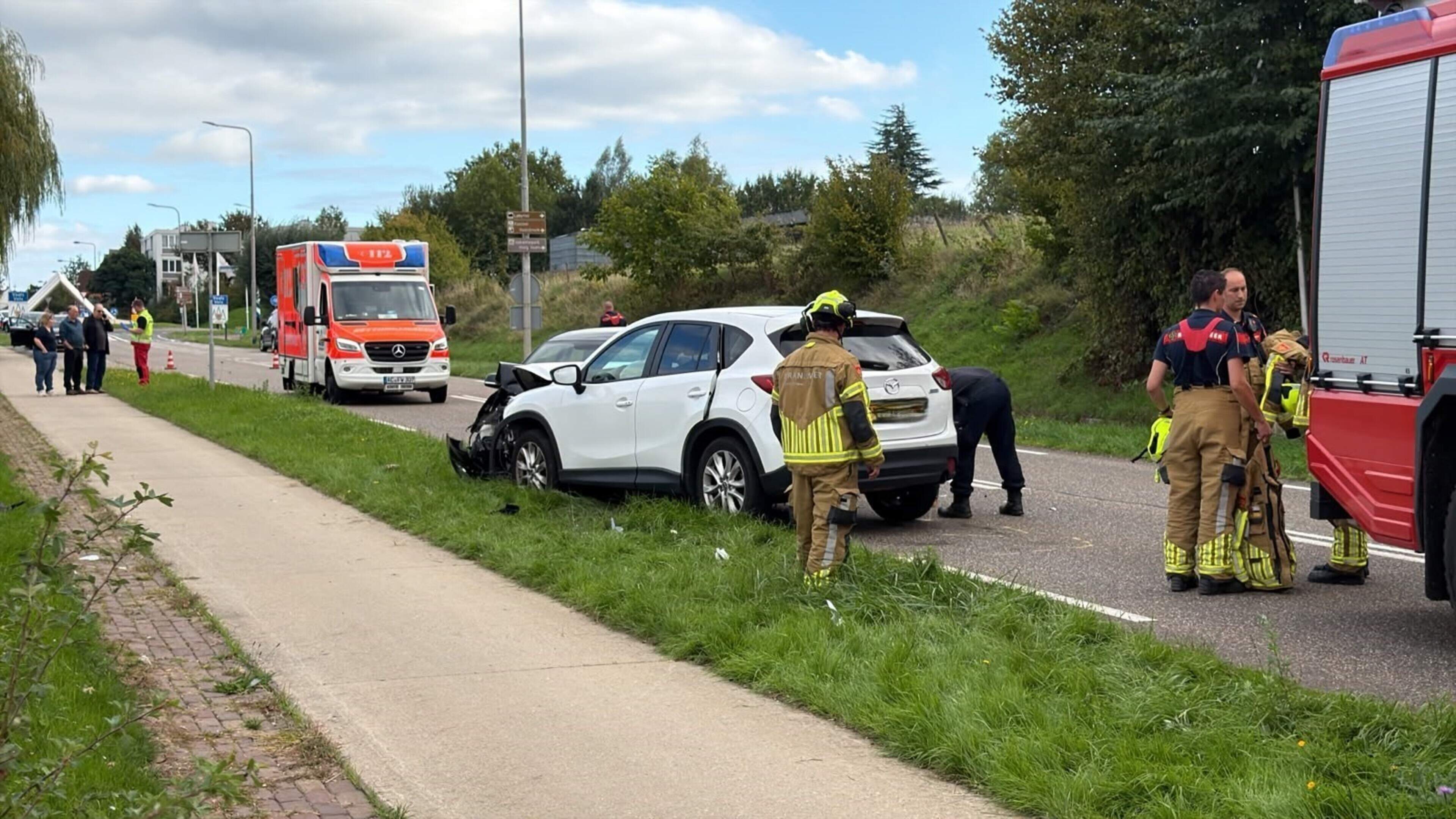 Twee auto’s botsen frontaal in Vaals, traumahelikopter ingezet