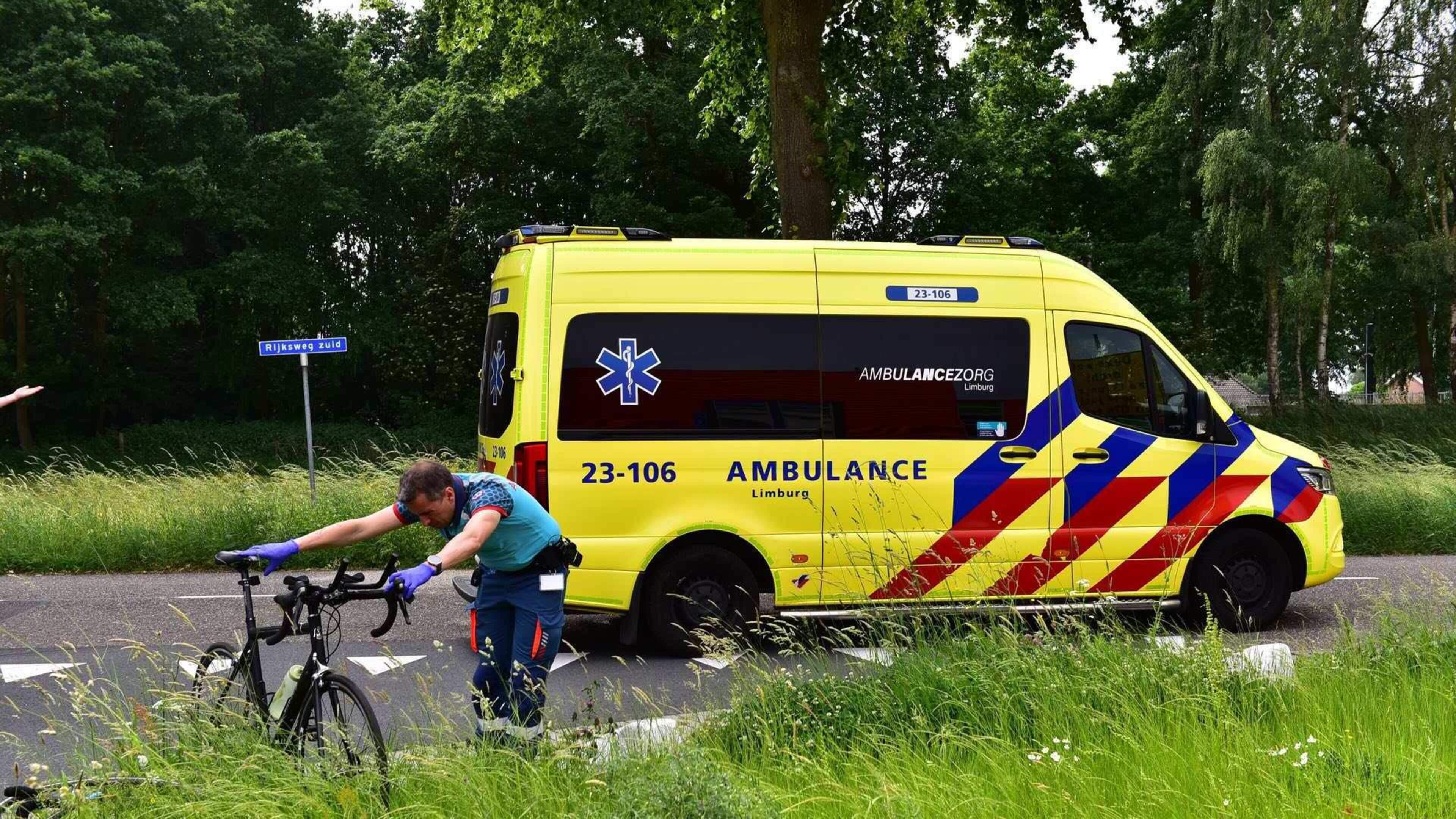 Wielrenner gewond na botsing met auto in Nederweert