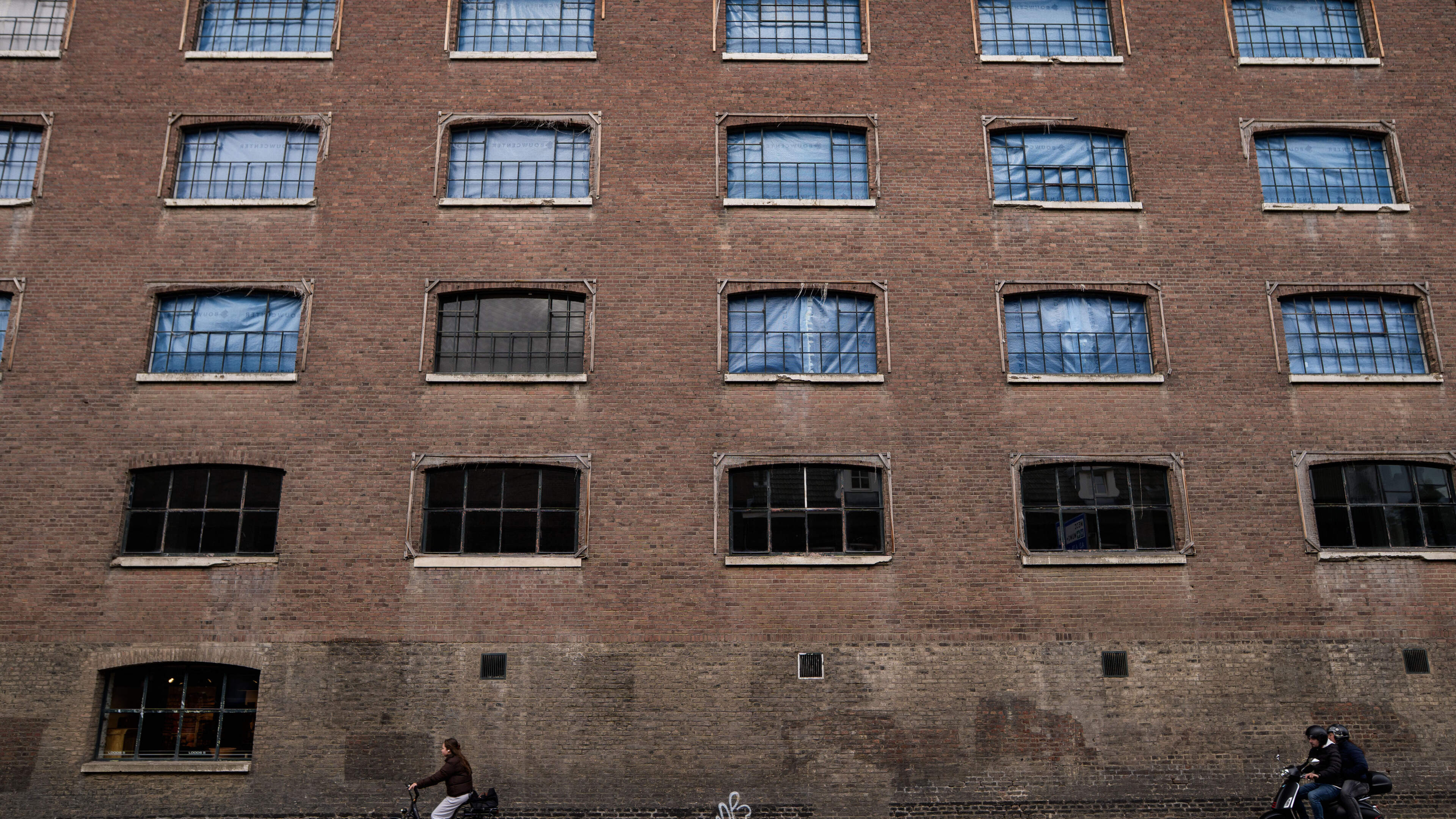 Bewoners achter tralies? Pittige discussie over kozijnen in fabrieksgevel Boschstraat Maastricht