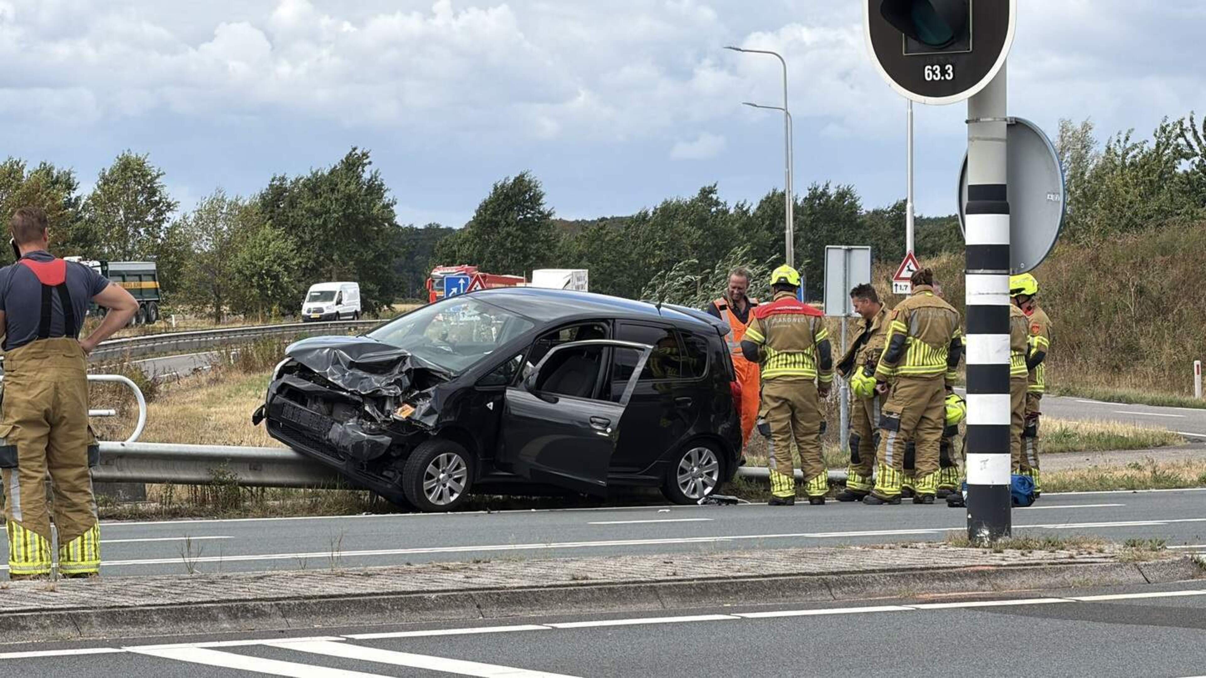 Auto belandt op vangrail na botsing op N276 in Sittard