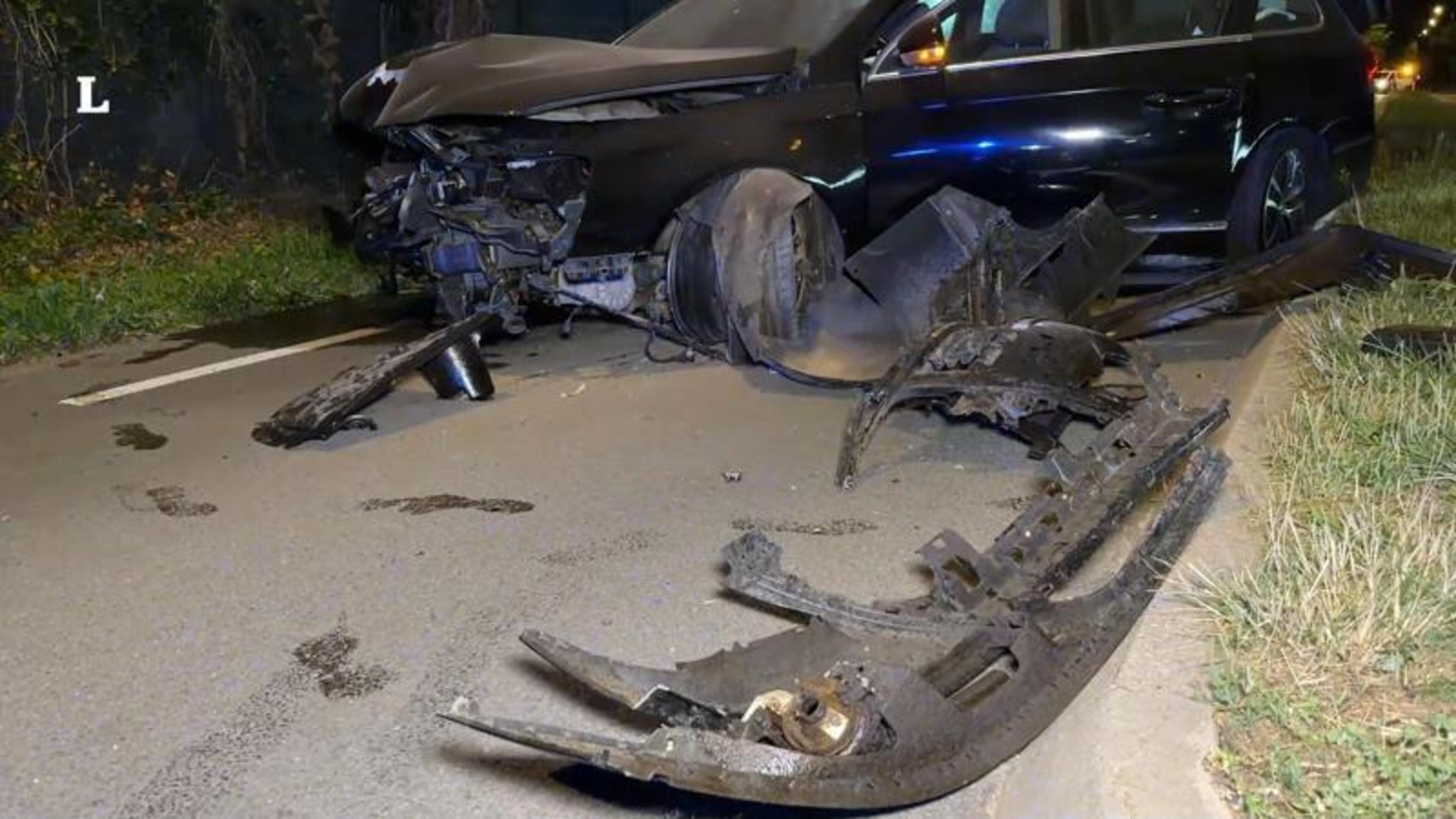Auto botst tegen boom in Maastricht: bestuurder gecontroleerd door ambulance
