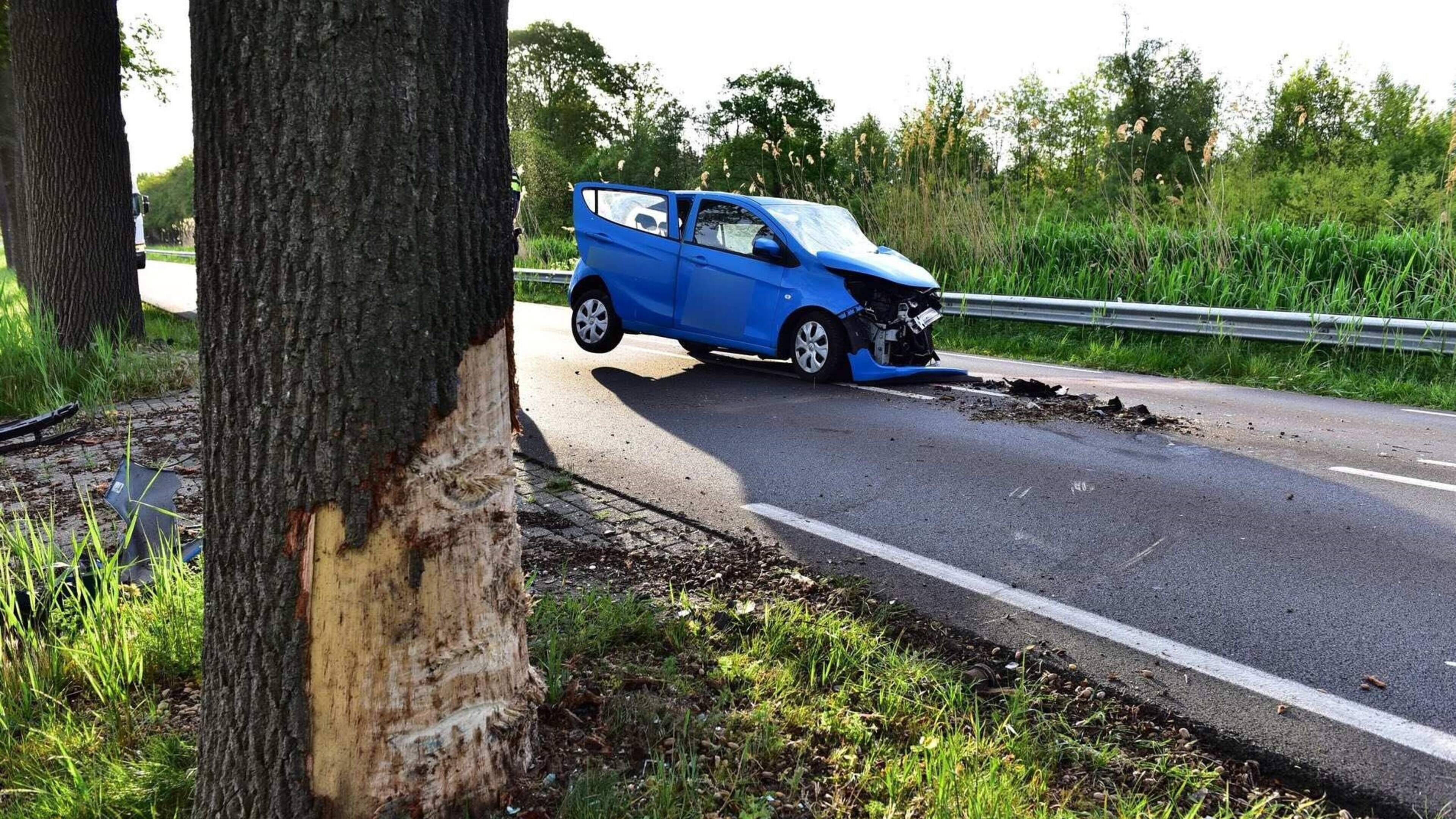 Automobilist gewond na frontale botsing tegen boom in Ospel.