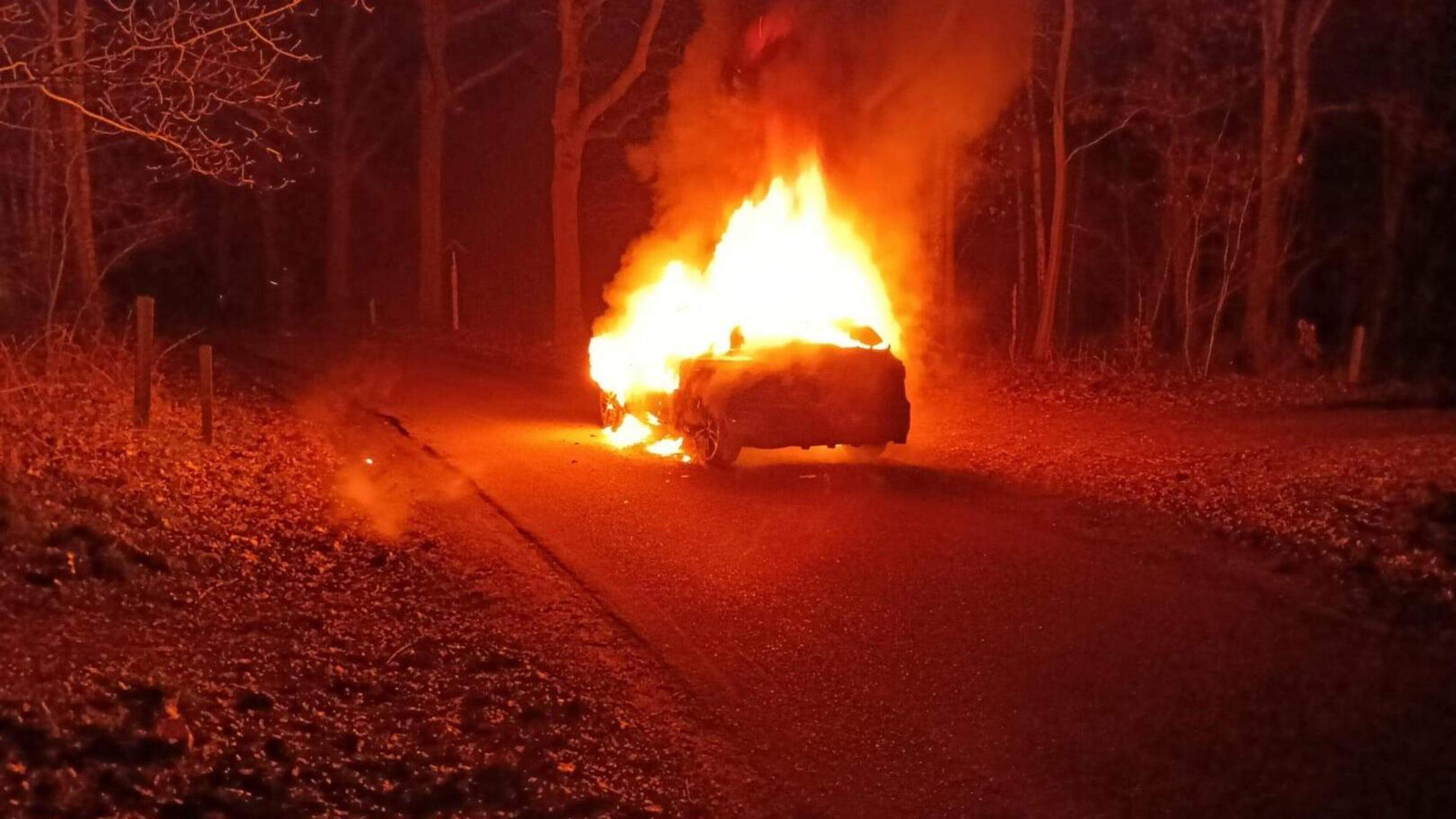 In korte tijd vliegen drie rijdende auto’s en één busje in Limburg plots in brand: hoe kan dat gebeu