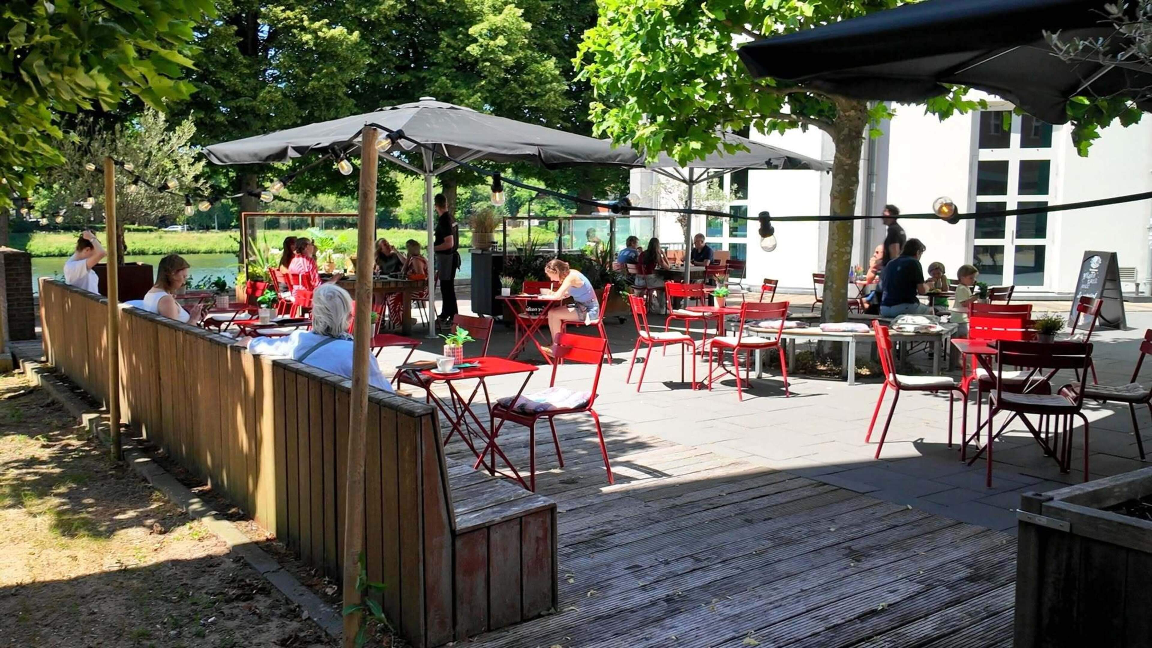 Dieven stelen designmeubilair van recent opgeknapt terras van museumcafé Ipanema in Maastricht: ‘Ze 