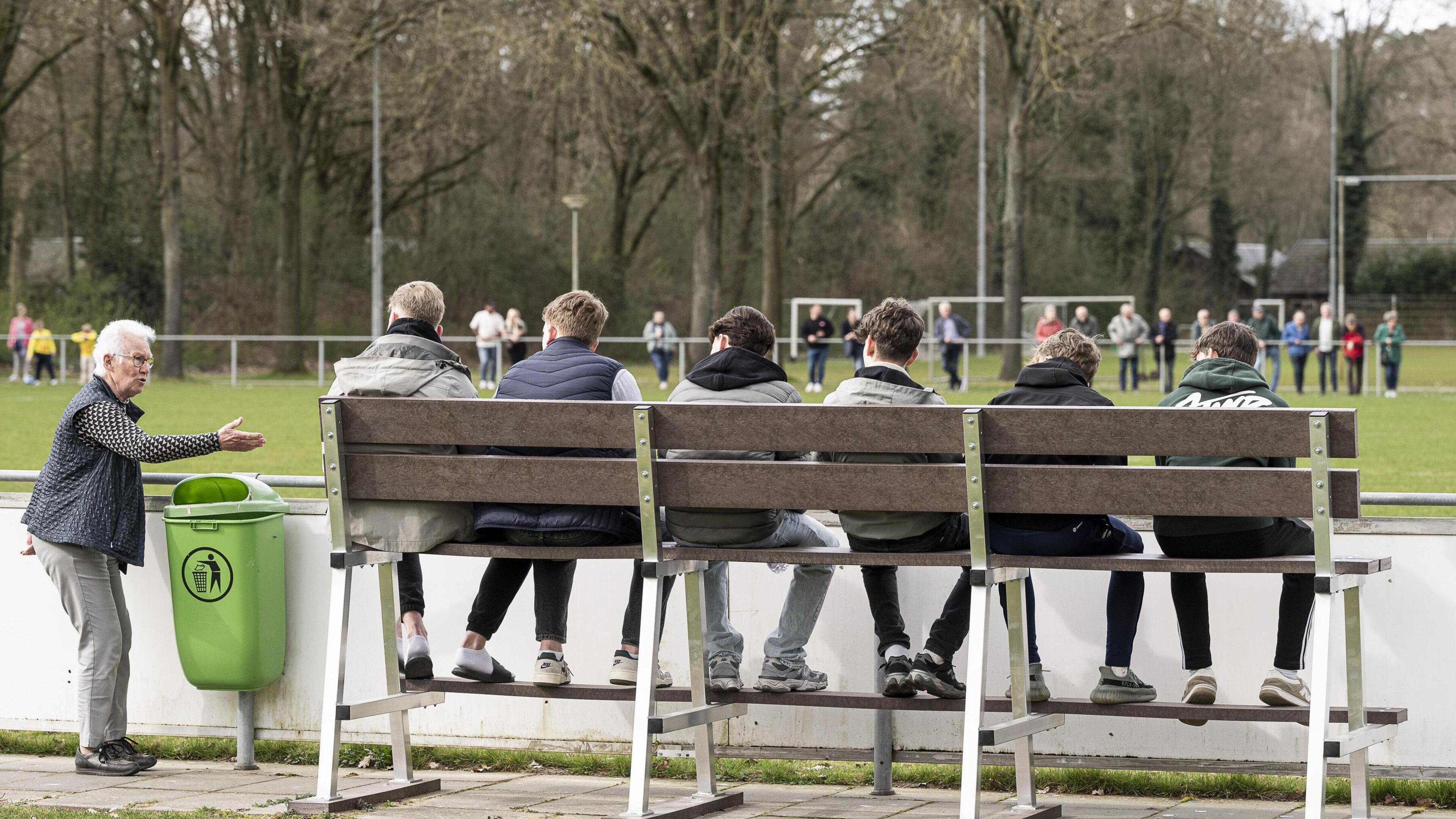 Nieuwe zittribune van Haelen zorgt voor verbinding tussen de supporters: ‘Dat is precies waar voetba