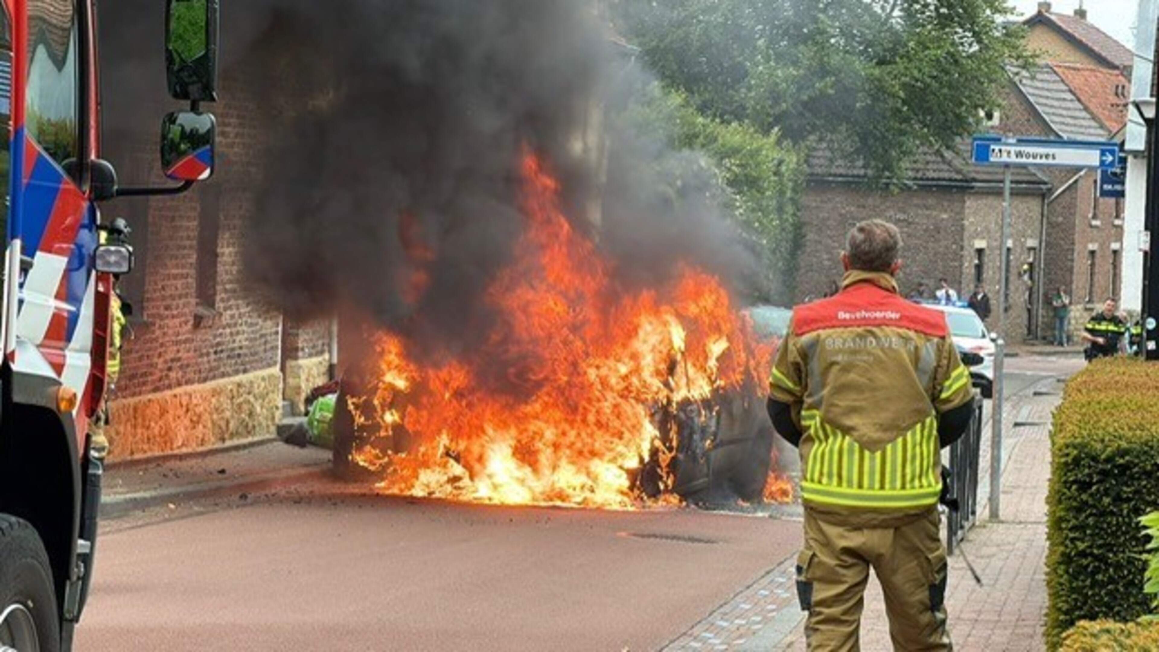 Rijdende auto vliegt in brand en knalt tegen geparkeerde auto in Ransdaal