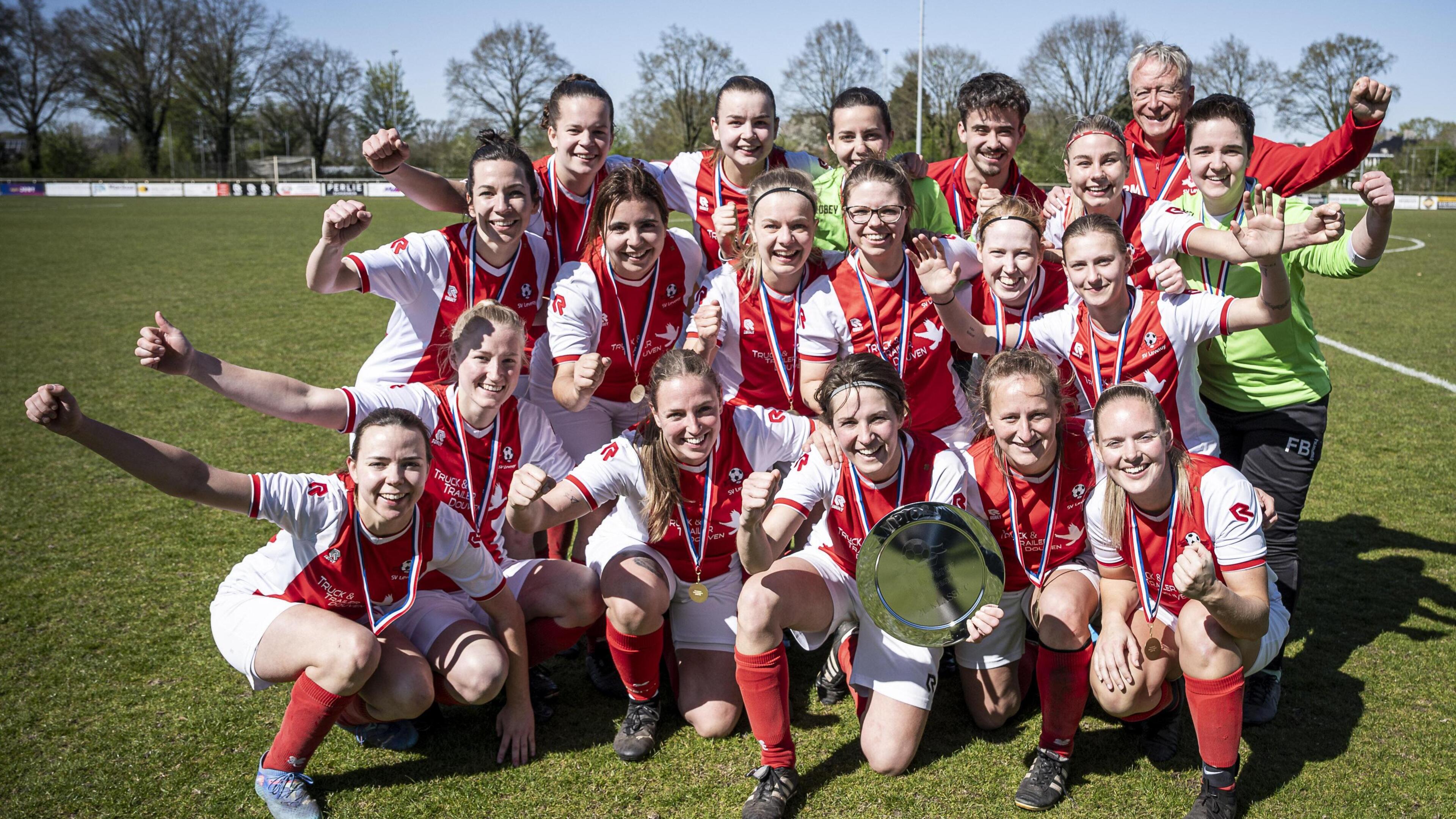 Vrouwen SV Leveroy pakken ‘niet verwacht’ kampioenschap: ‘Dat ik dit op mijn oude dag nog mee mag ma