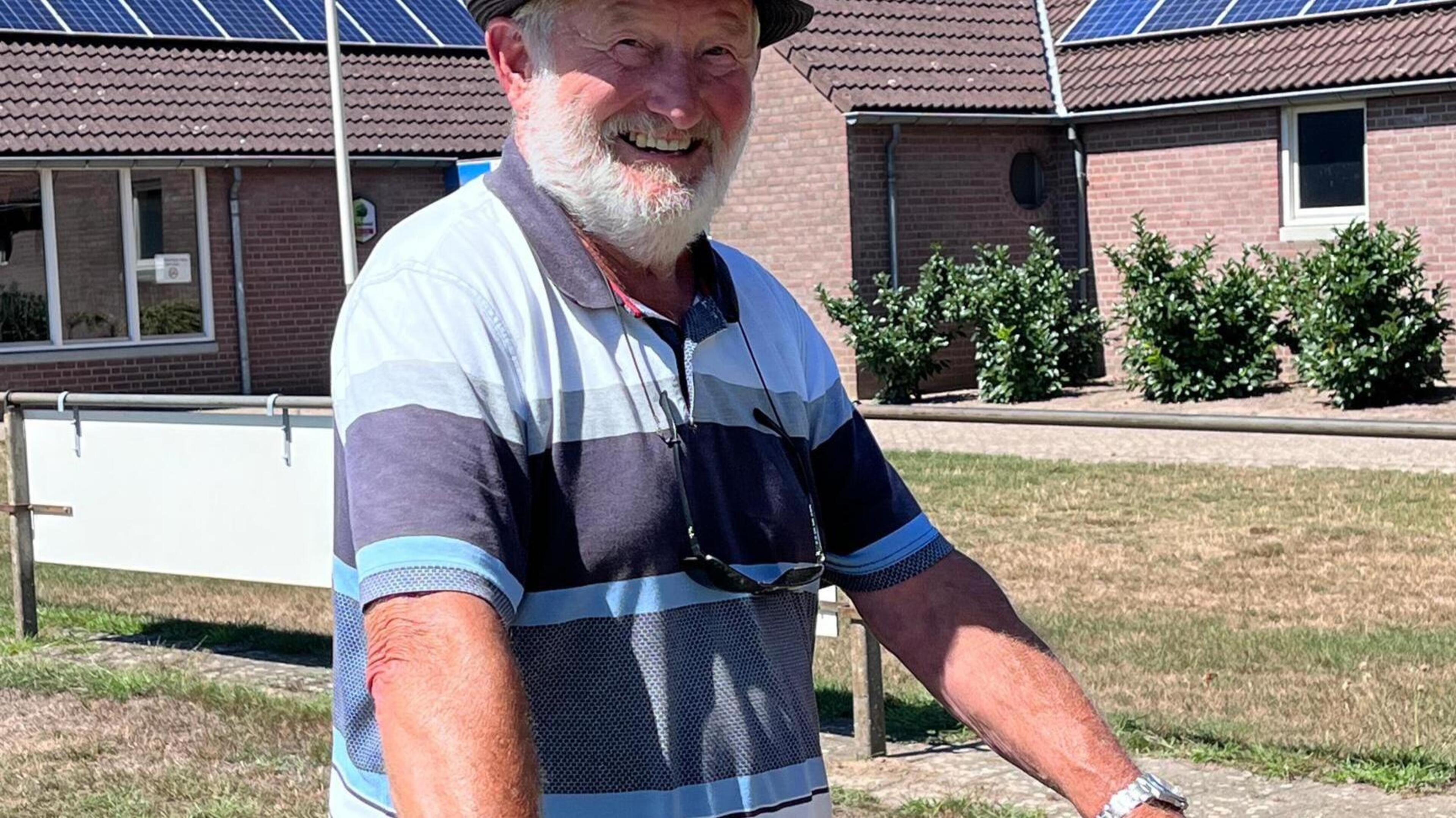 Vrijwilliger Jan Joosten maakt nog altijd veel (kilo)meters over de velden bij GFC’33/SV Lottum