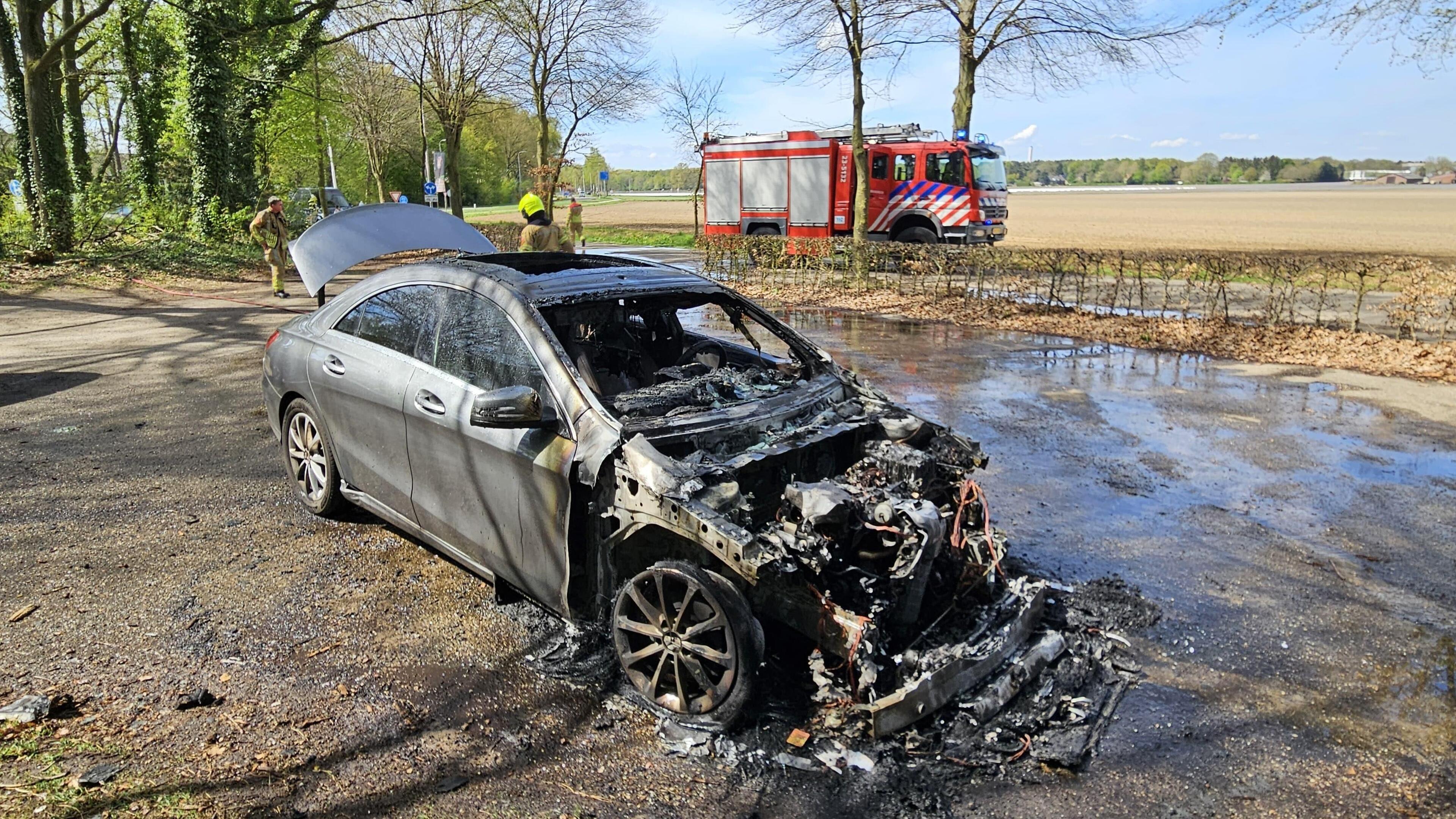 Auto brandt uit op parkeerplaats bij De Meinweg in Herkenbosch