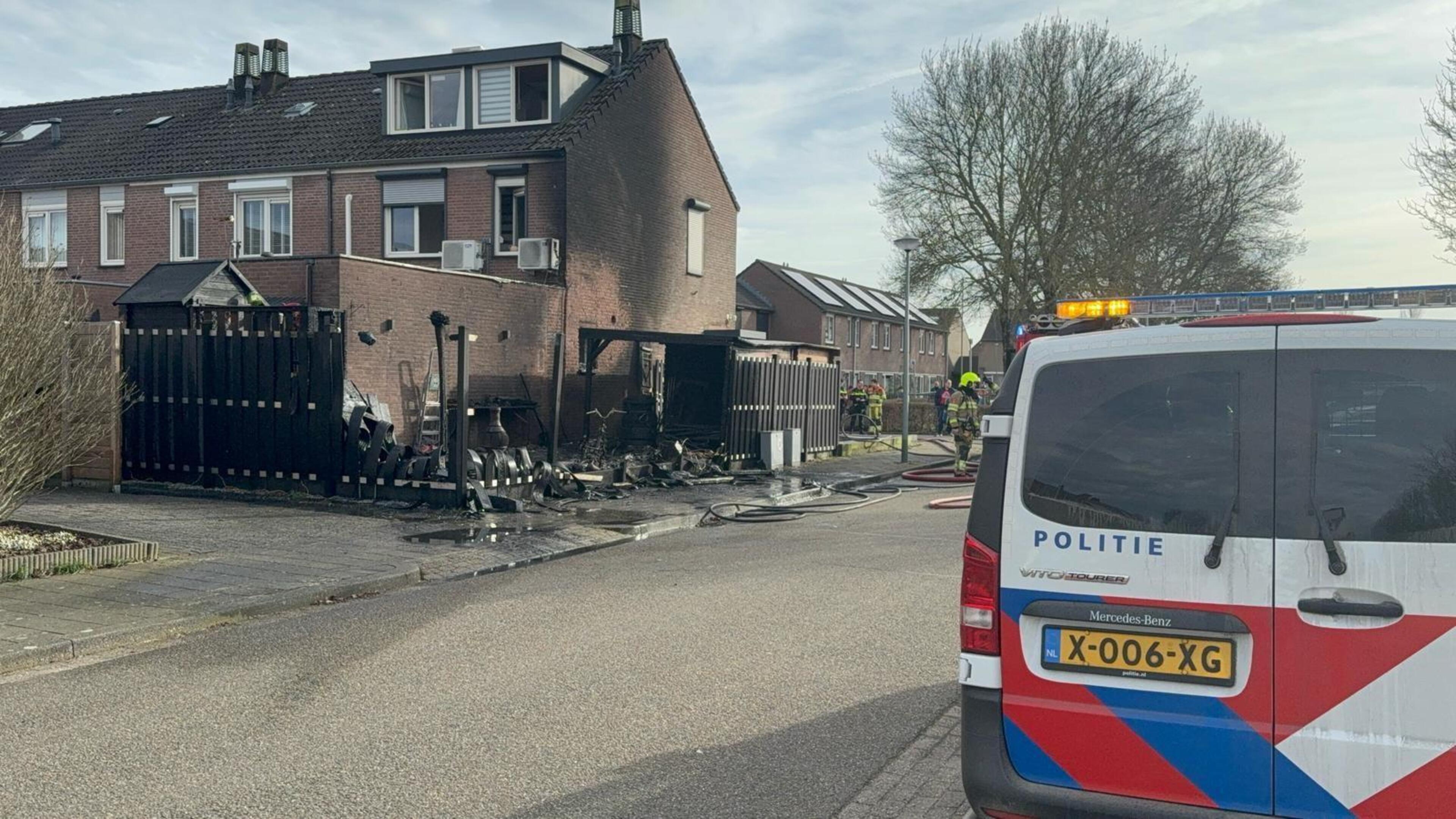 Brand bij woning Eijsden legt carport en schutting in de as