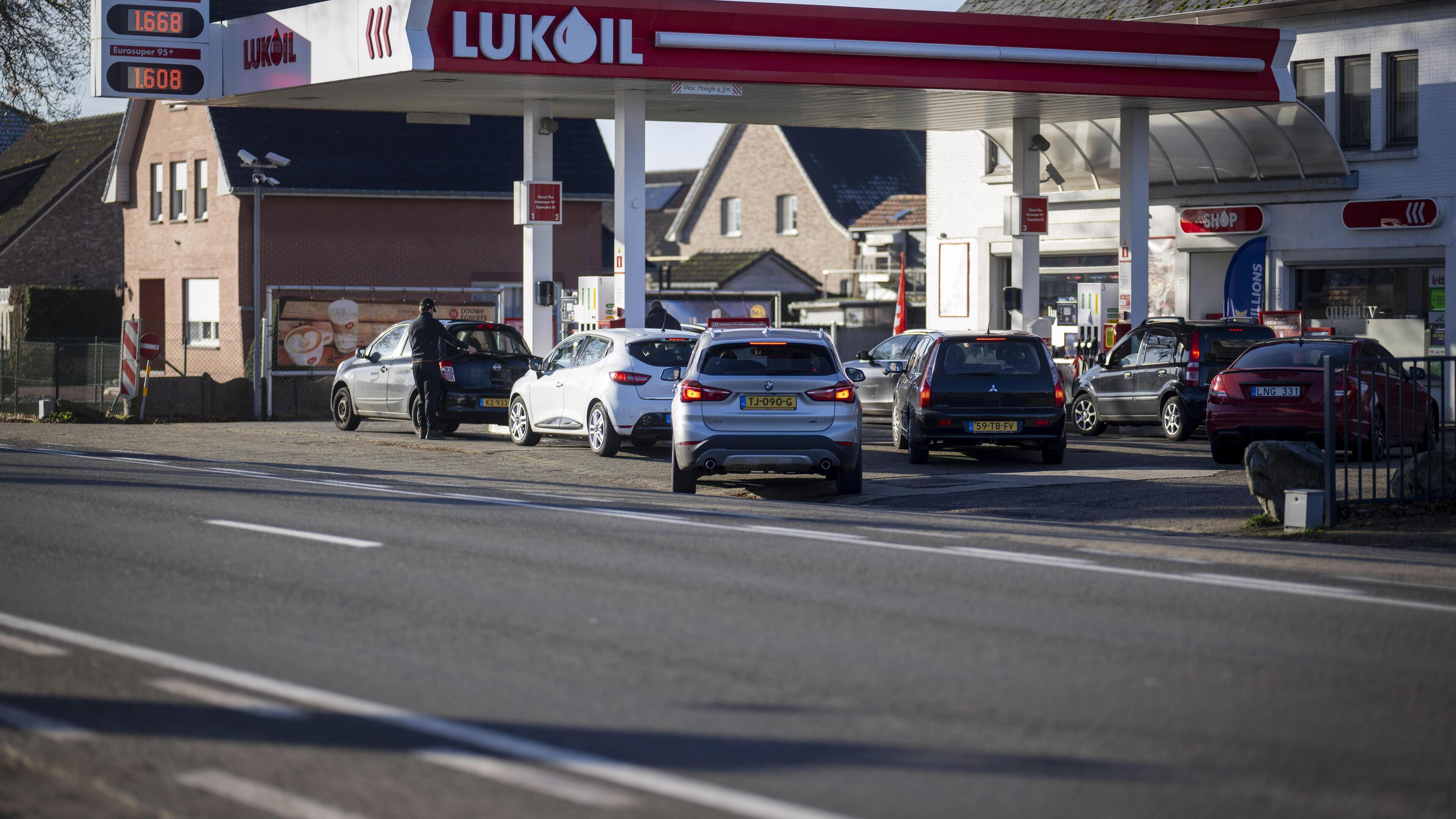 ‘De prijs van benzine is hier dertig cent lager!’, constateert Nadine (33) uit Swalmen tot haar verb