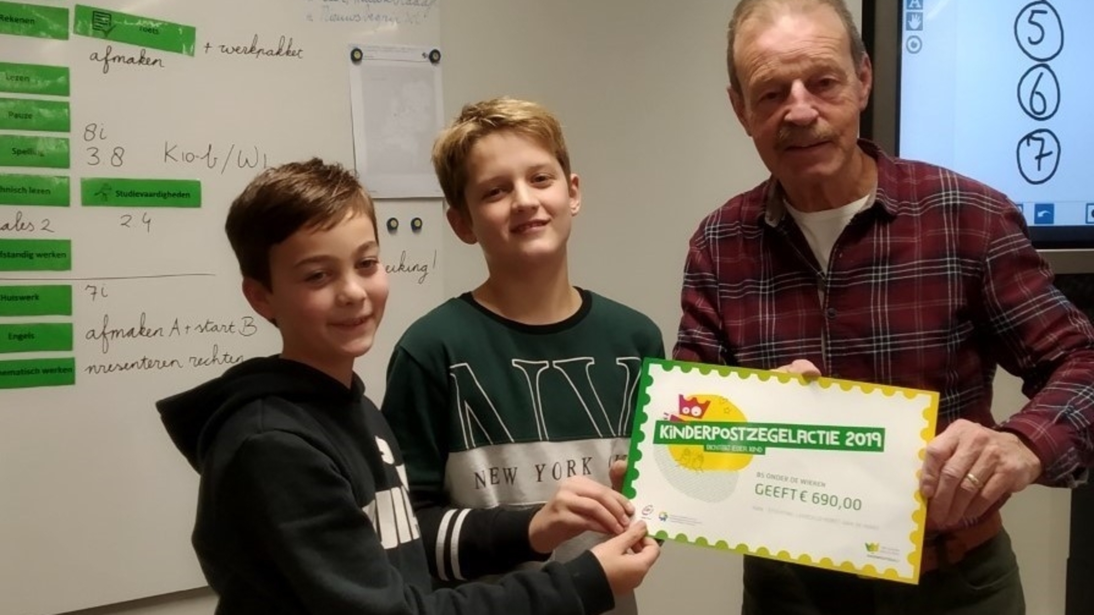 Leerlingen basisschool Onder de Wieken doneren aan Stichting Leergeld