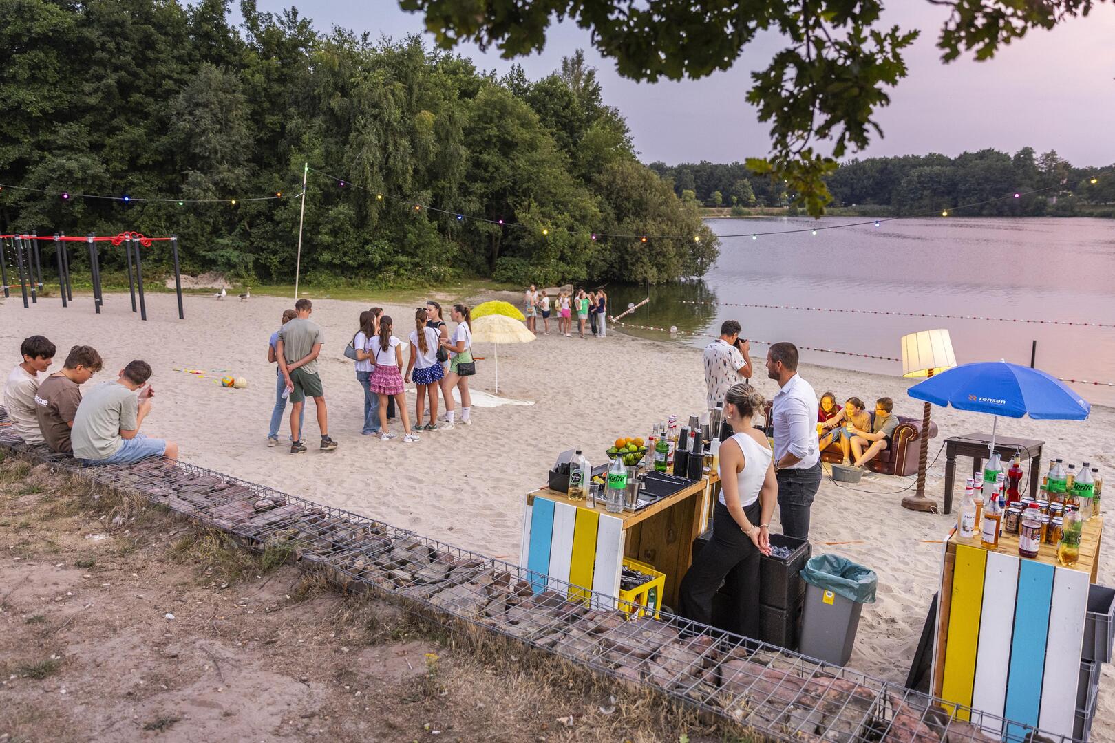 Strandfeest voor jongens en meiden van vijftien in Horst: ‘Je kunt ook ...