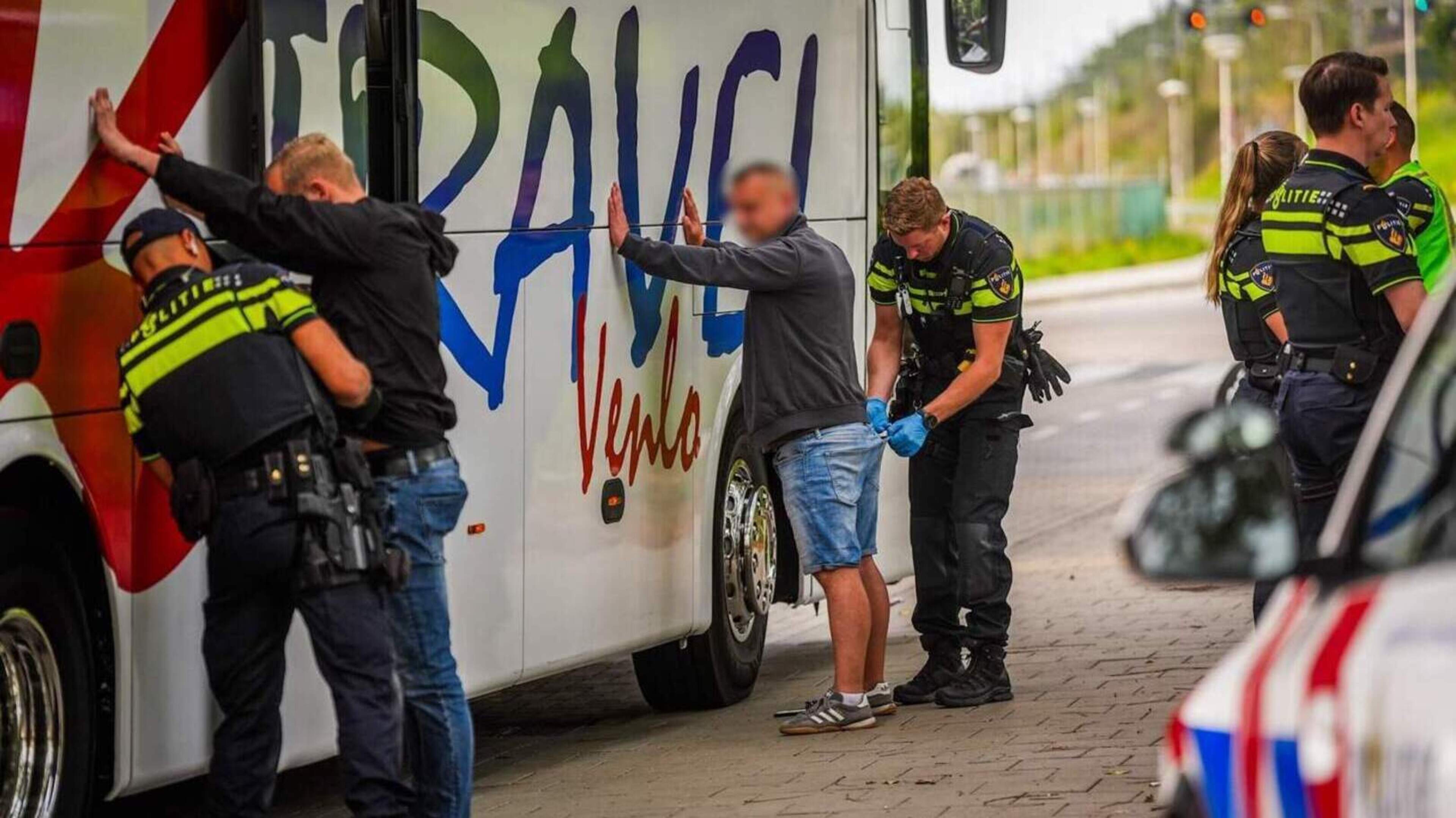 Waarom stopte de bus met VVV-fans in Eindhoven op weg naar Volendam? Busmaatschappij reageert na mas
