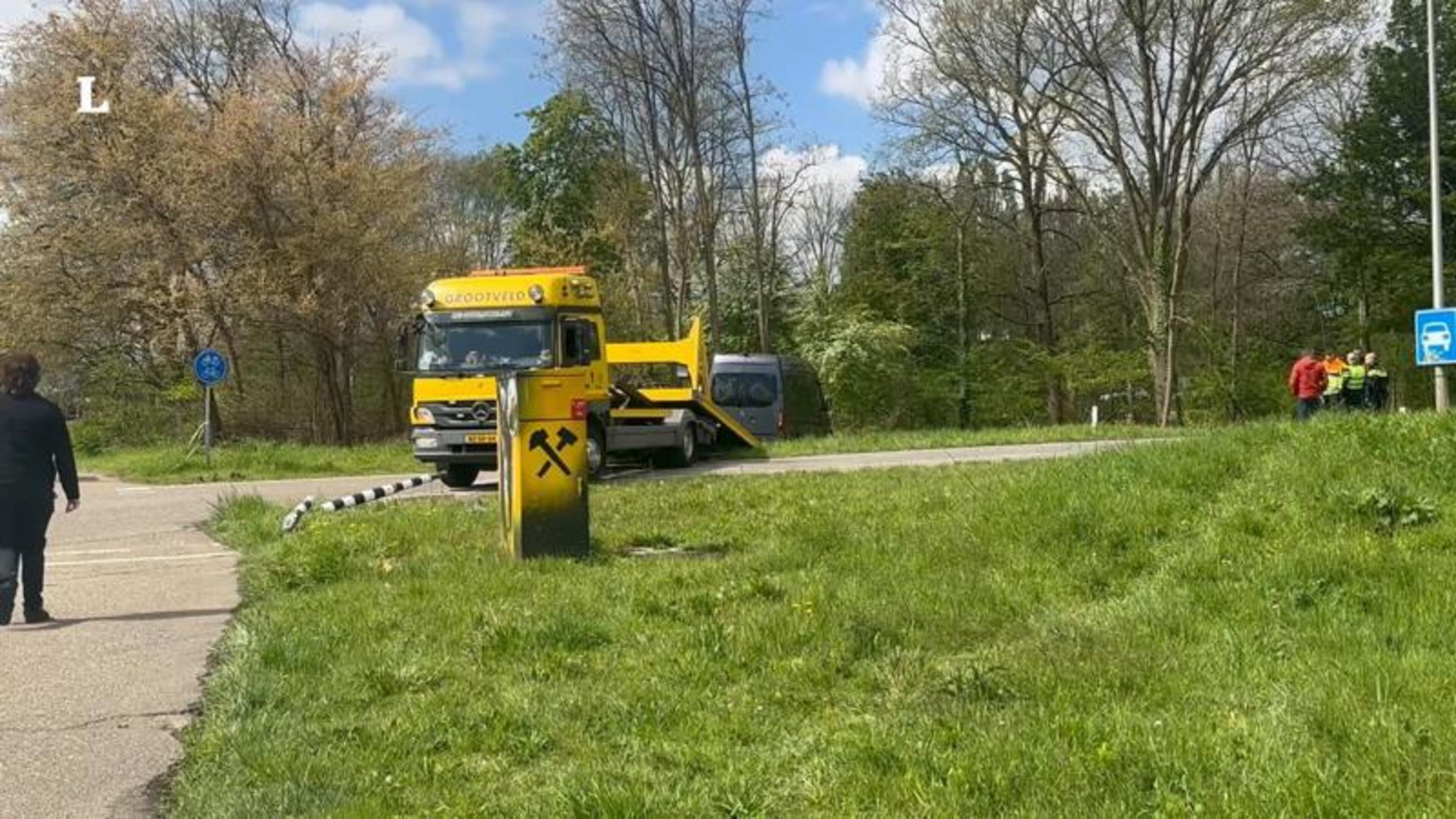 Busje botst tegen boom in Heerlen, bestuurder gewond