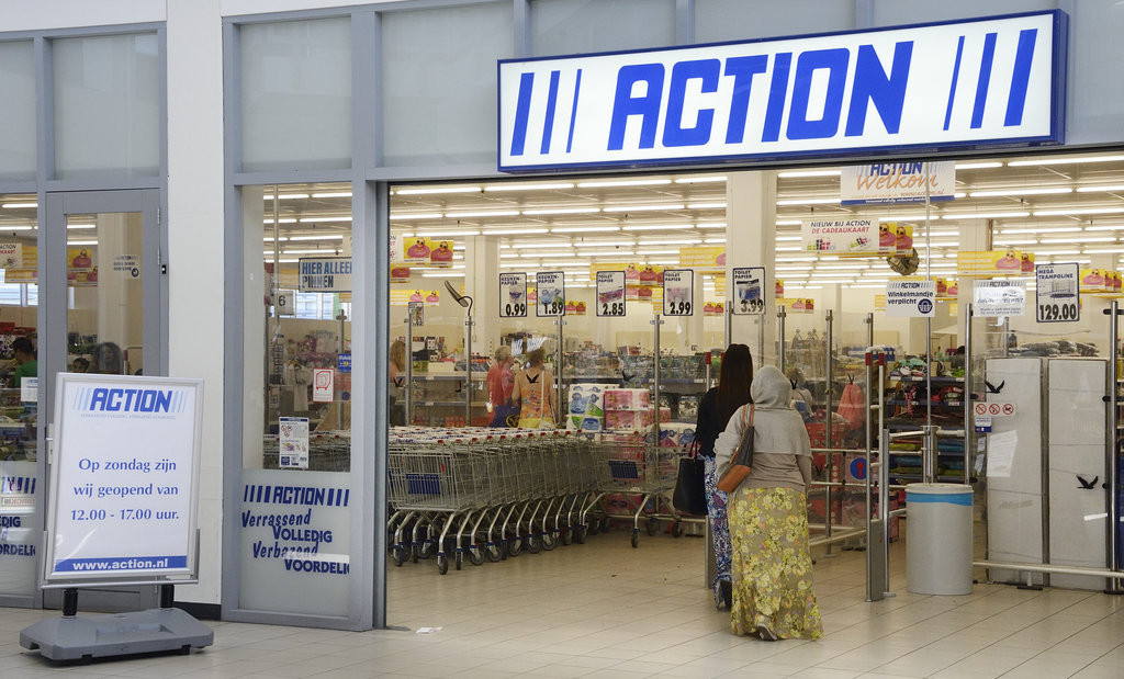 Action deels in de etalage